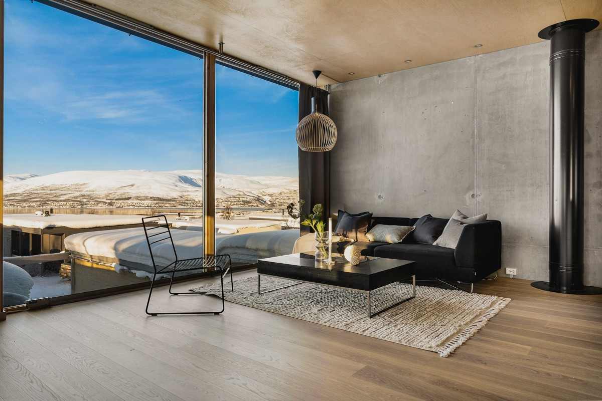 Stuen er stor og har god plass til sofagruppe og øvrig møblement