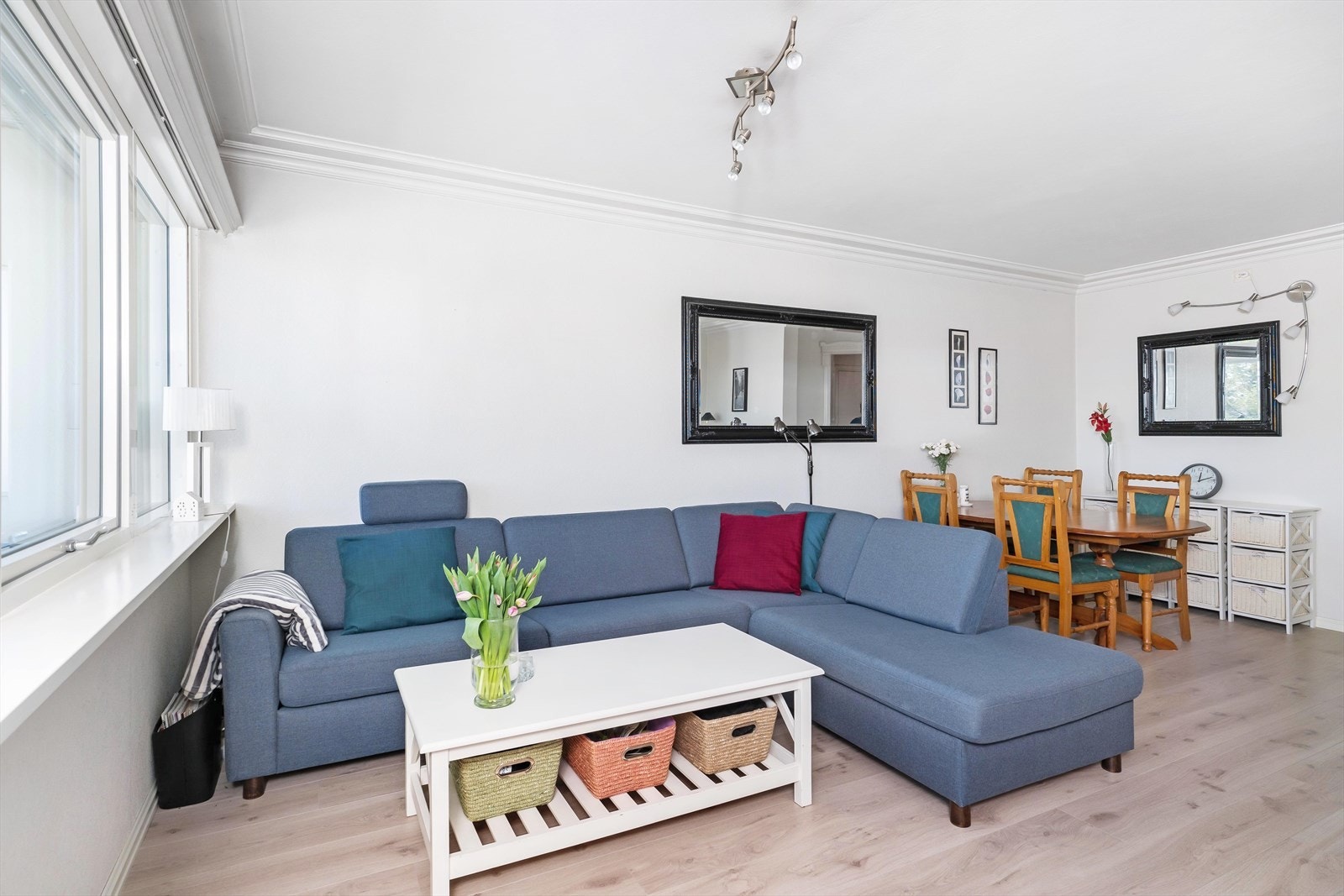 Stuen er lys og lettlikt med nyoppussede gulv og vegger Galleribilde