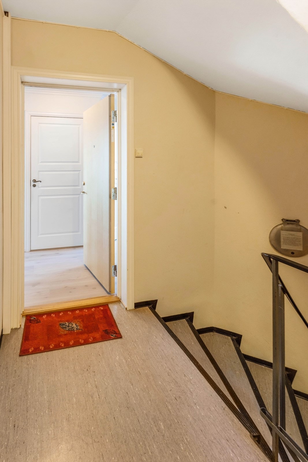 Inngangsparti og praktisk søppelsjakt som er i bruk idag Galleribilde