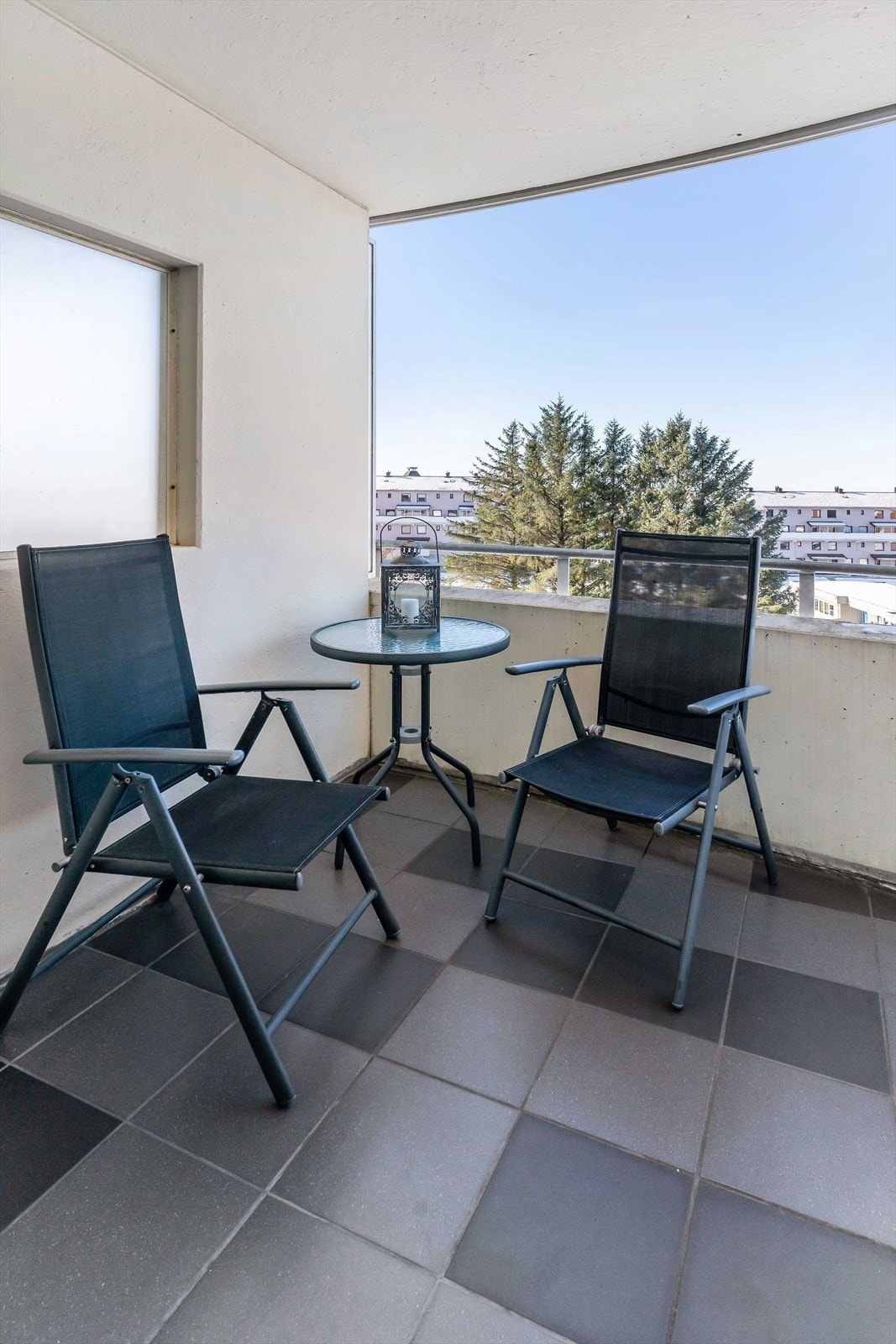 Sittegruppe på balkong Galleribilde