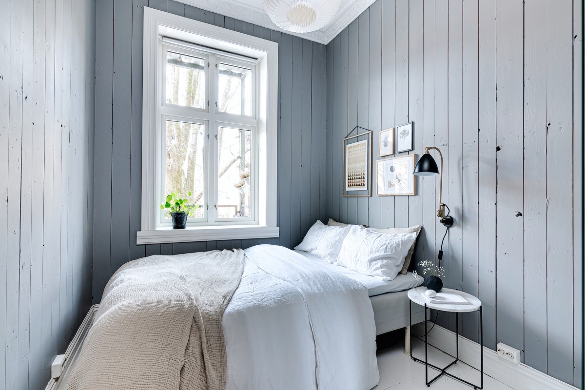Det andre soverommet vender inn mot bakgården og har store vindusflater som gir mer enn nok lys og luft. Galleribilde