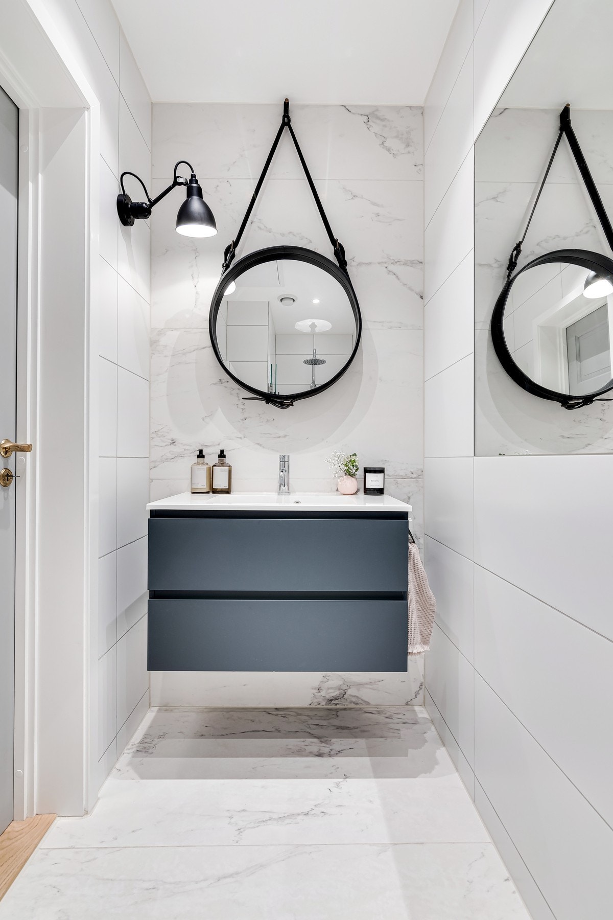 Badet ble totalrehabilitert i 2016, og fremstår svært delikat med store lyse fliser på gulv og vegg. Badet er påkostet og tidsriktig innredet. Baderomsinnredning fra Aspen bad og blandebatteri fra INR. Varmekabler i gulv. Galleribilde