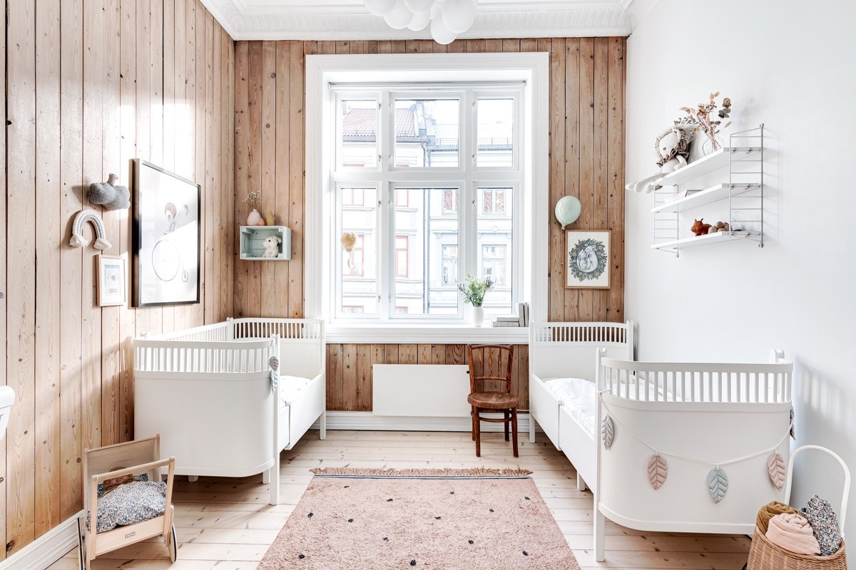 Det er mer enn nok plass til en stor dobbeltseng, med tilhørende nattbord, barnesenger, hylle- og skappløsninger. Galleribilde