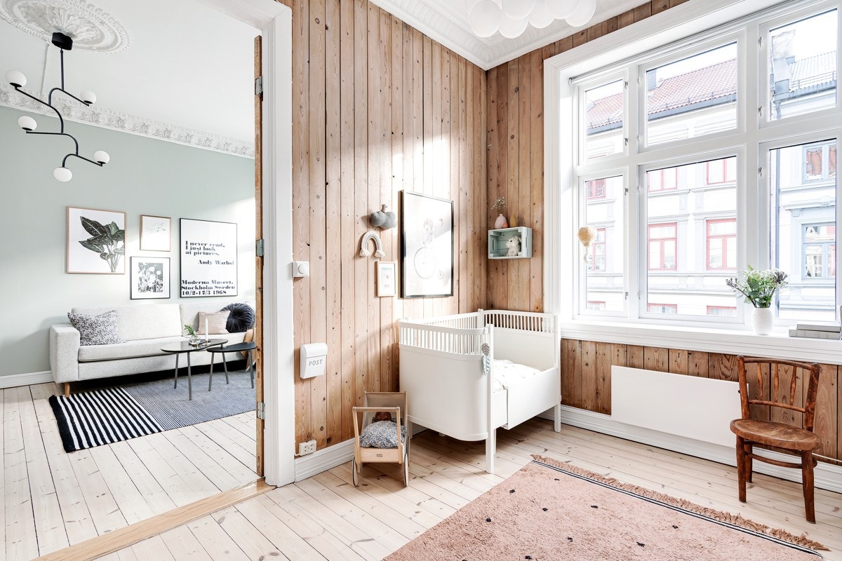 Her får du tre store vindusflater som sørger for å fylle opp rommet med masse naturlig lys. Galleribilde