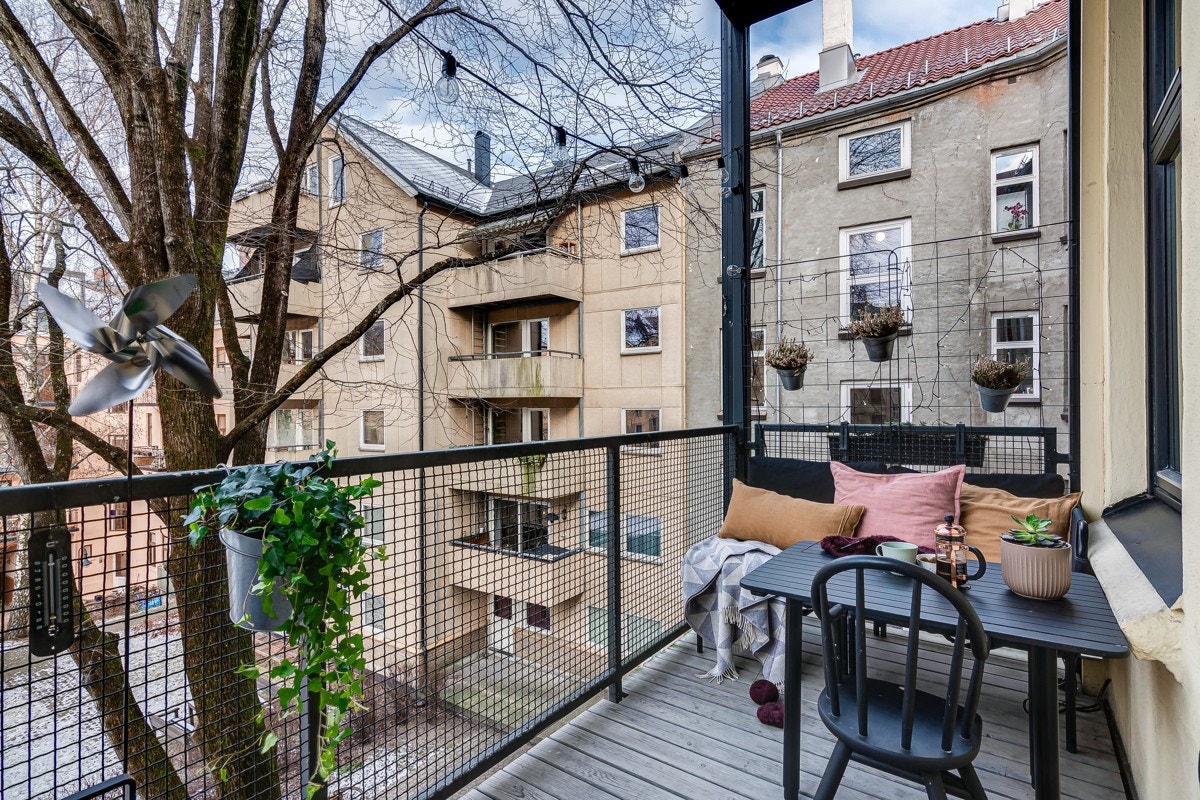Balkongen vender inn mot den store og hyggelige bakgården og har god plass til sittegruppe, grill og liknende. Galleribilde