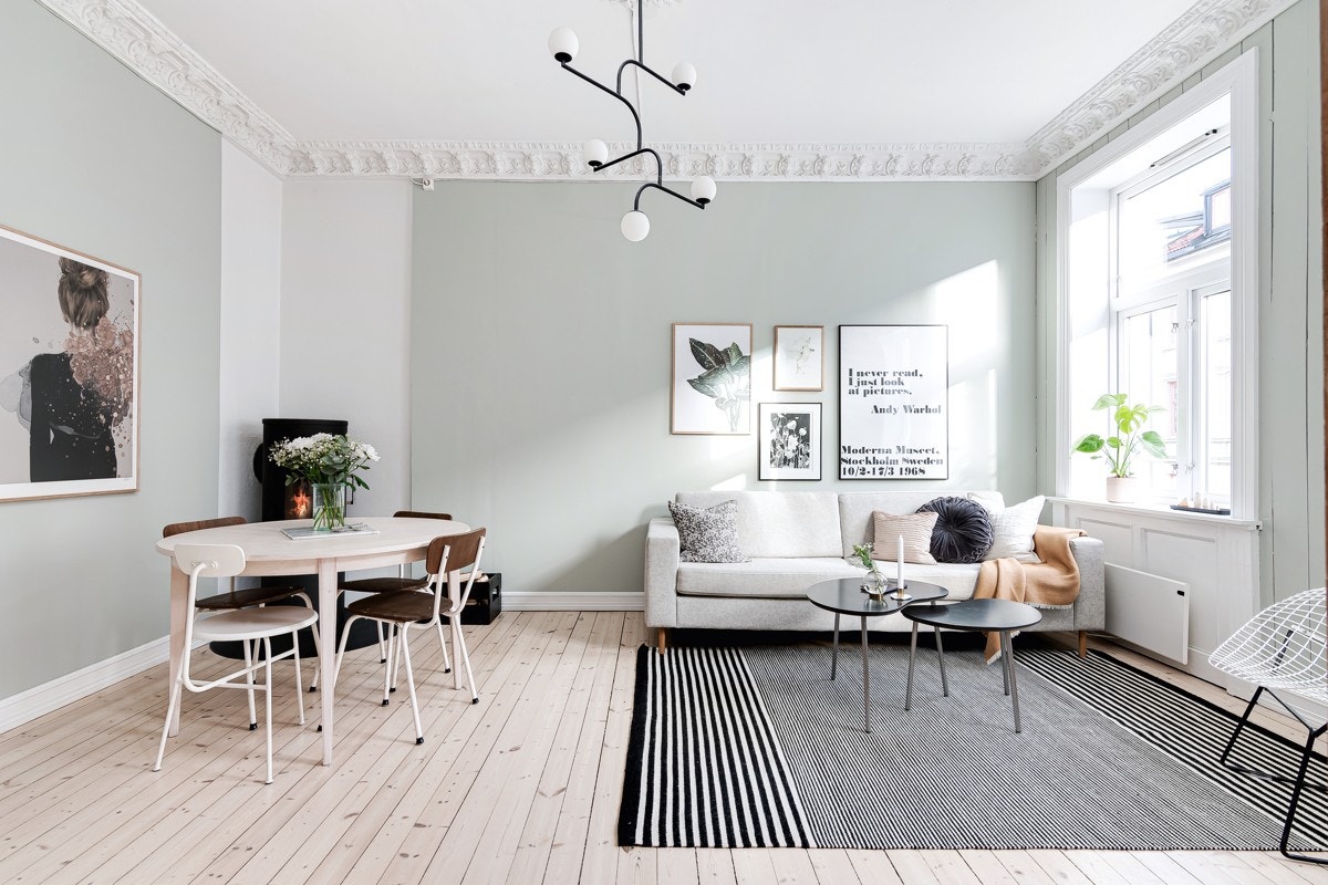 Det er mer enn god nok plass til alt du måtte trenge av møblement, som sofa, sofabord, spiseplass og liknende. Galleribilde