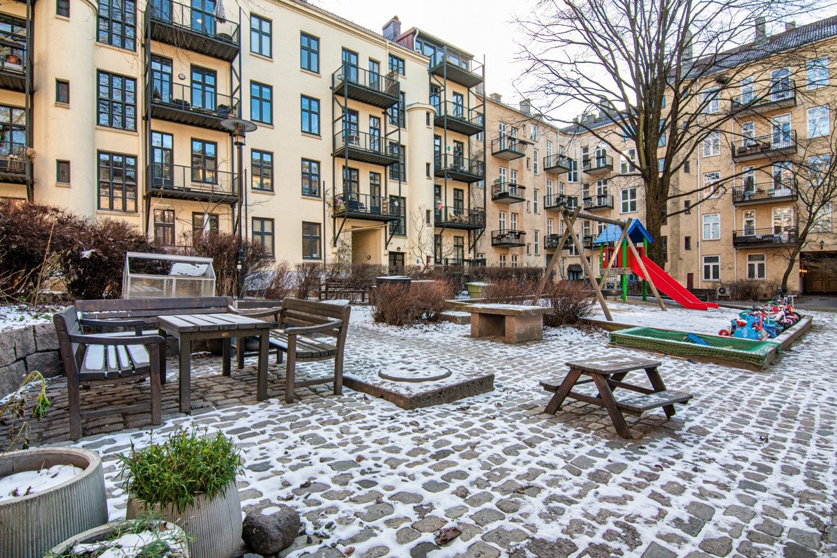 Bakgården er stor, og har mange hyggelige sittegrupper, samt lekestativer og liknende til barn. Galleribilde