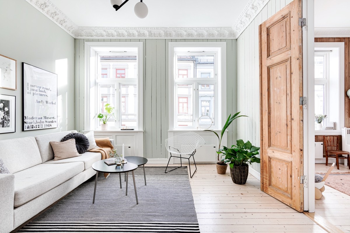 Stuen er romslig og svært lys med store vindusflater. Gaten utenfor er enveiskjørt, og har minimalt med trafikk og støy. Galleribilde
