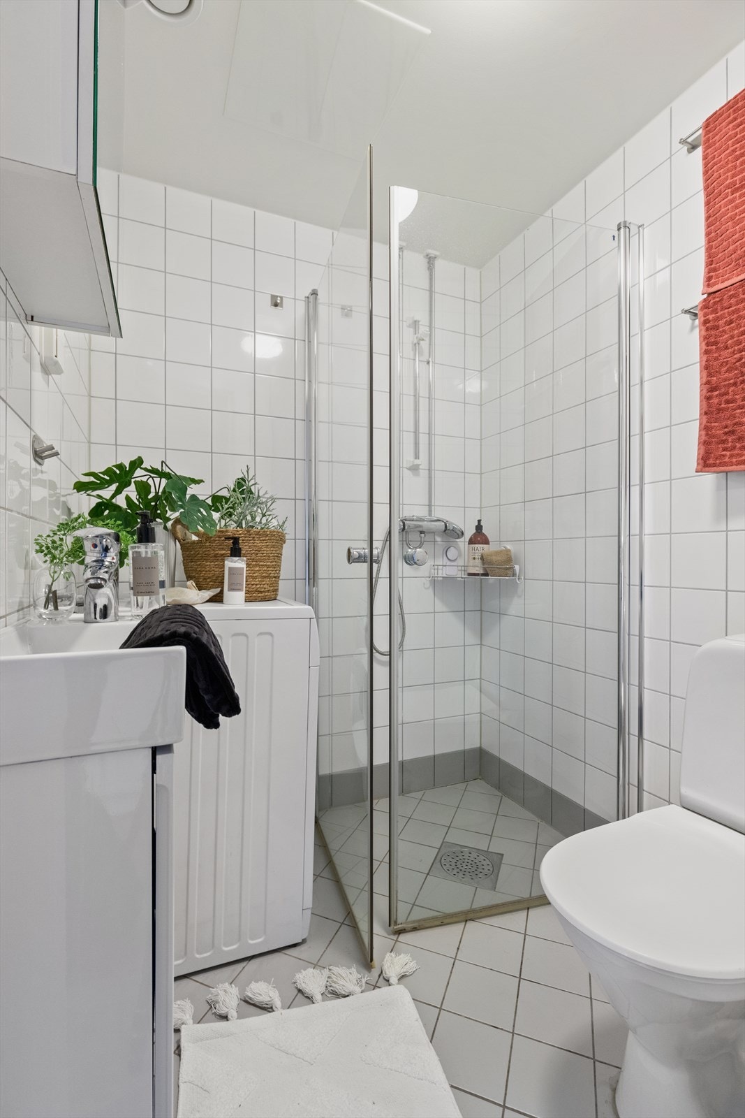 Badet er av god størrelse og har opplegg for vaskemaskin. Galleribilde