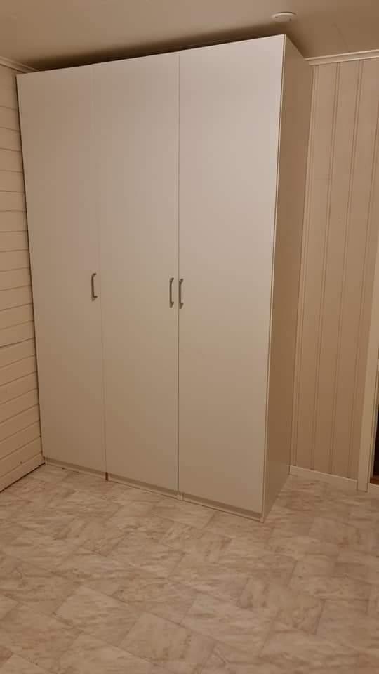 Stor garderobe på soverom Galleribilde