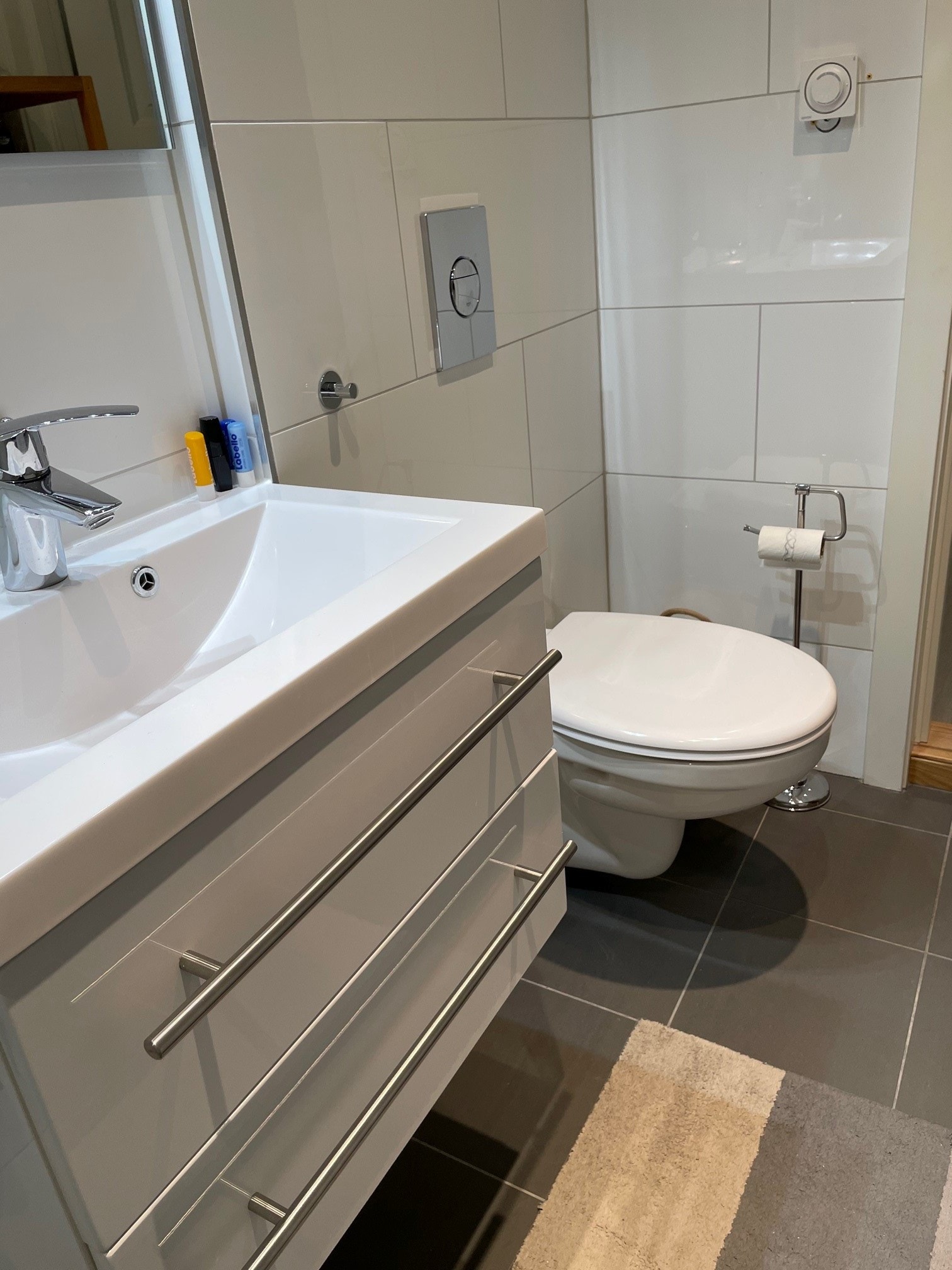 Flislagt bad med dusj og toalett Galleribilde