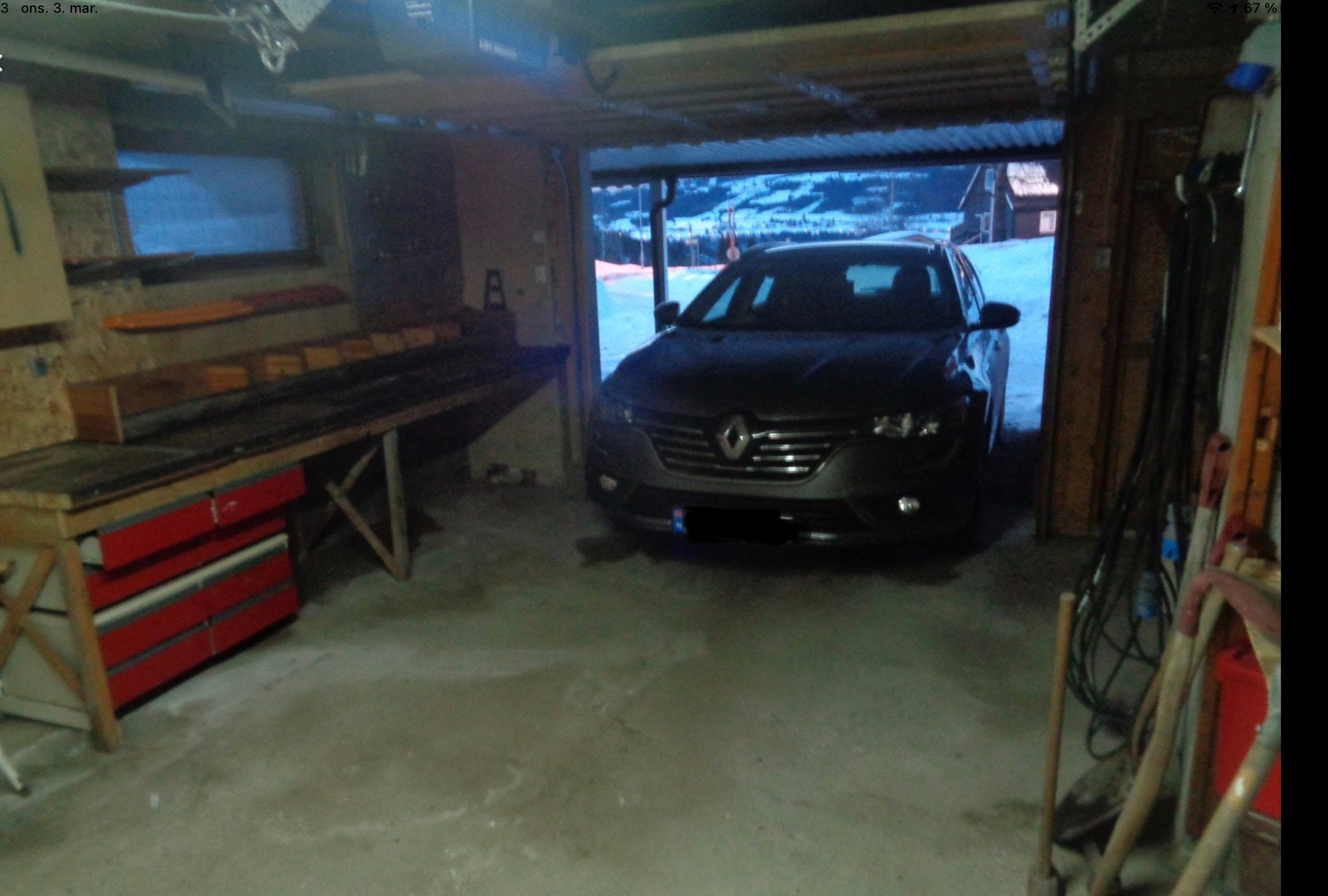 Stor garasje med fjernstyrt garasje port åpner og verksted Galleribilde