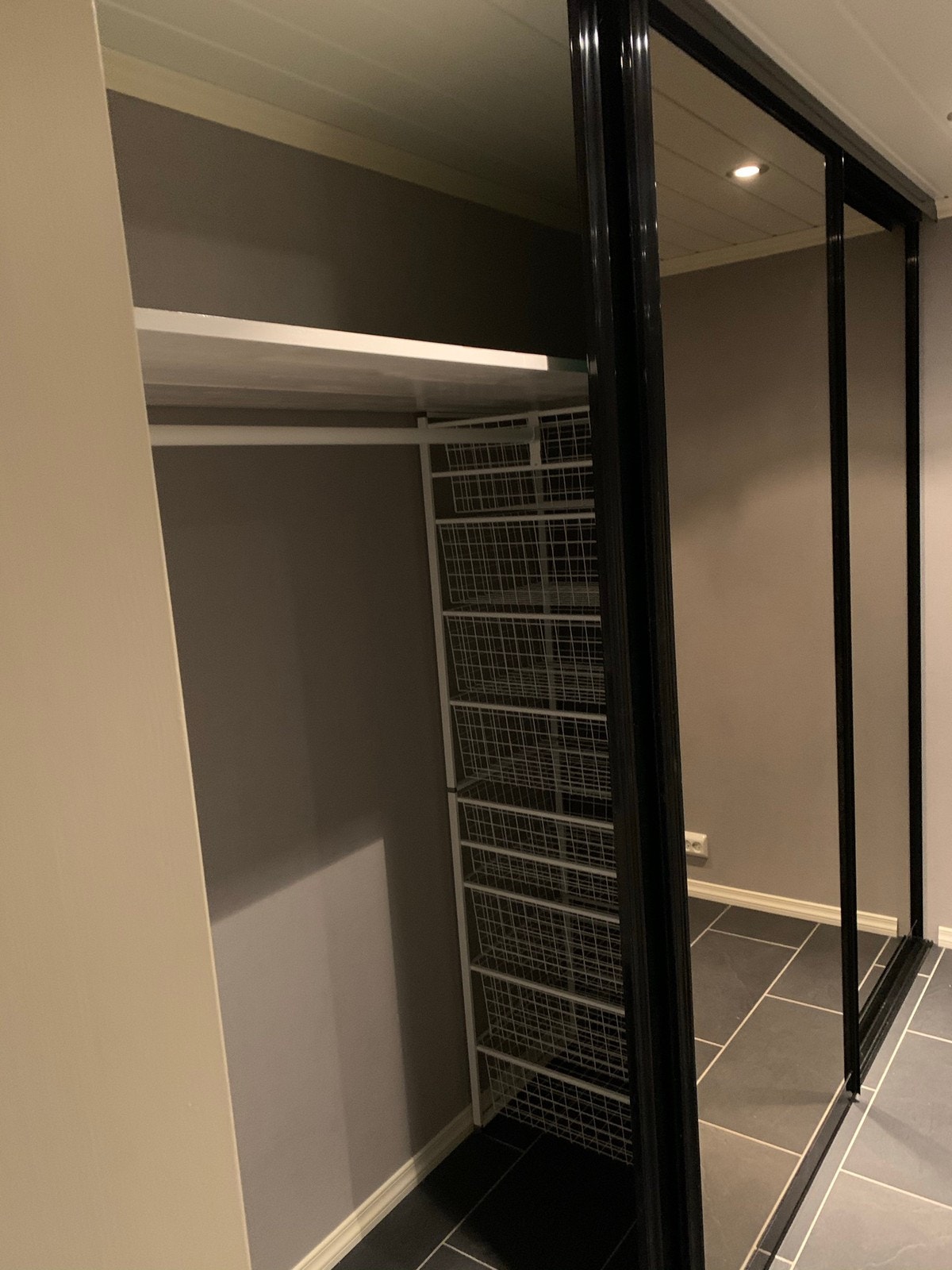 Garderobe med elfa system på soverom Galleribilde