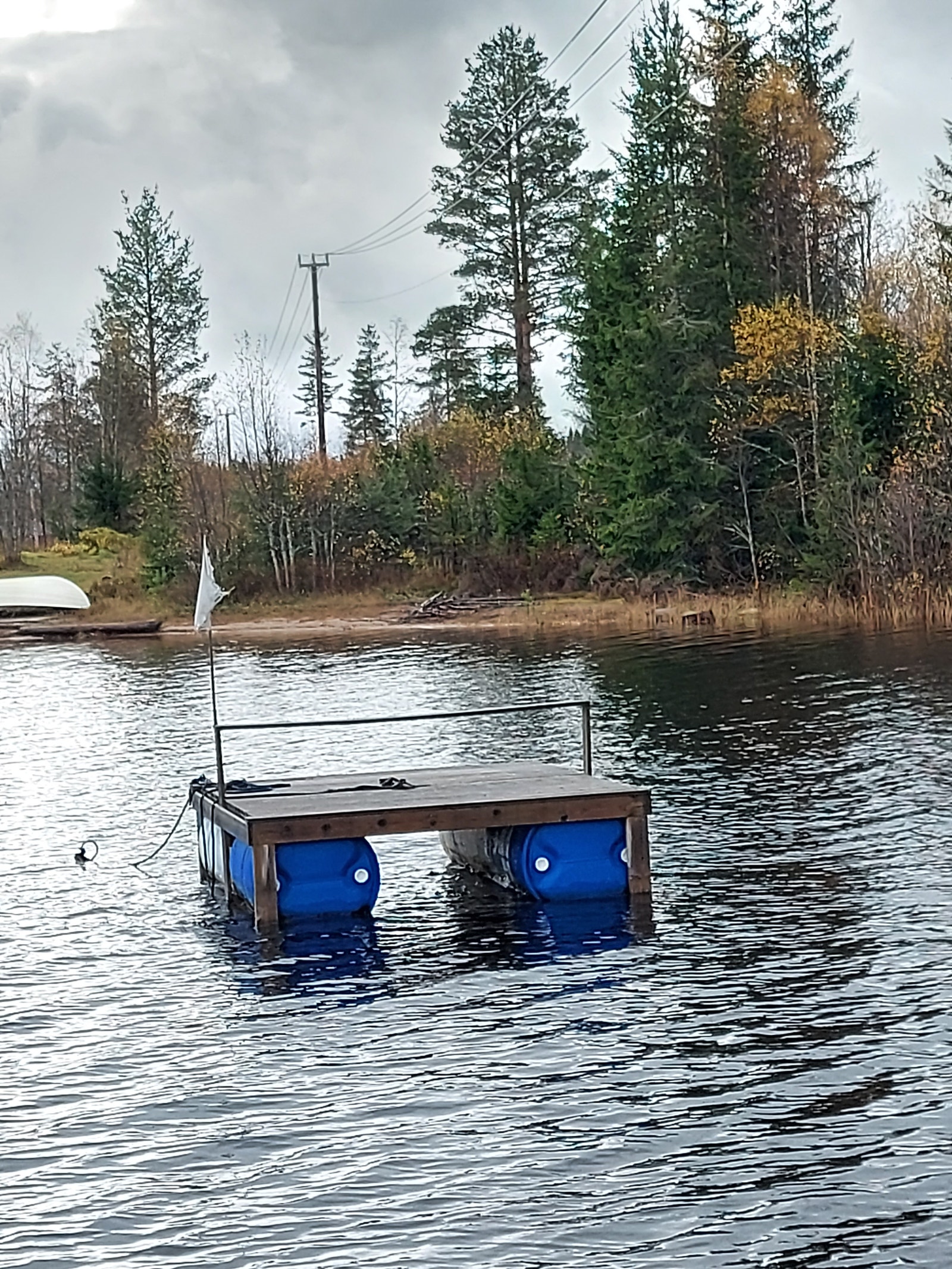 Flåten vår. Spennende for barna å ro/padle ut til den. Galleribilde