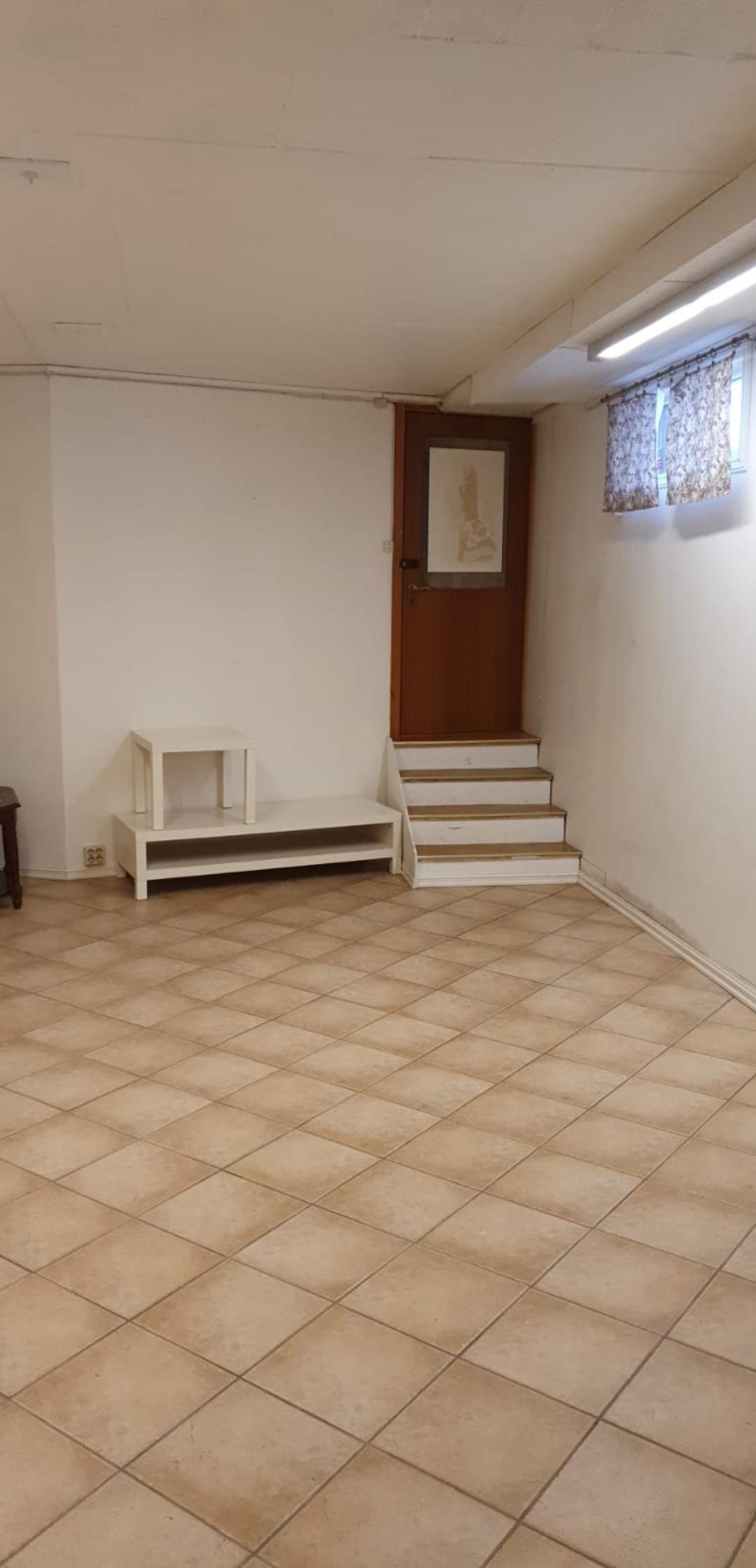 Kjeller rom inngangsdør Galleribilde