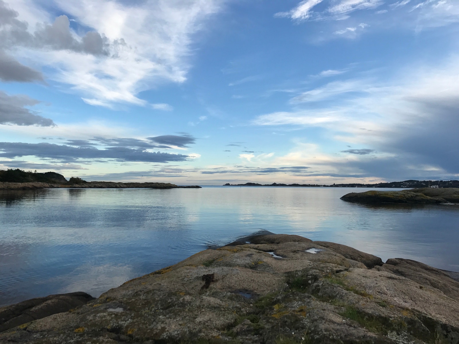 Badeplass nr. 3. Ca 4 min gange fra huset ligger Sukkersletta- et tilbaketrukket og vakkert friluftsområde med fine bademuligheter for store og små. Galleribilde