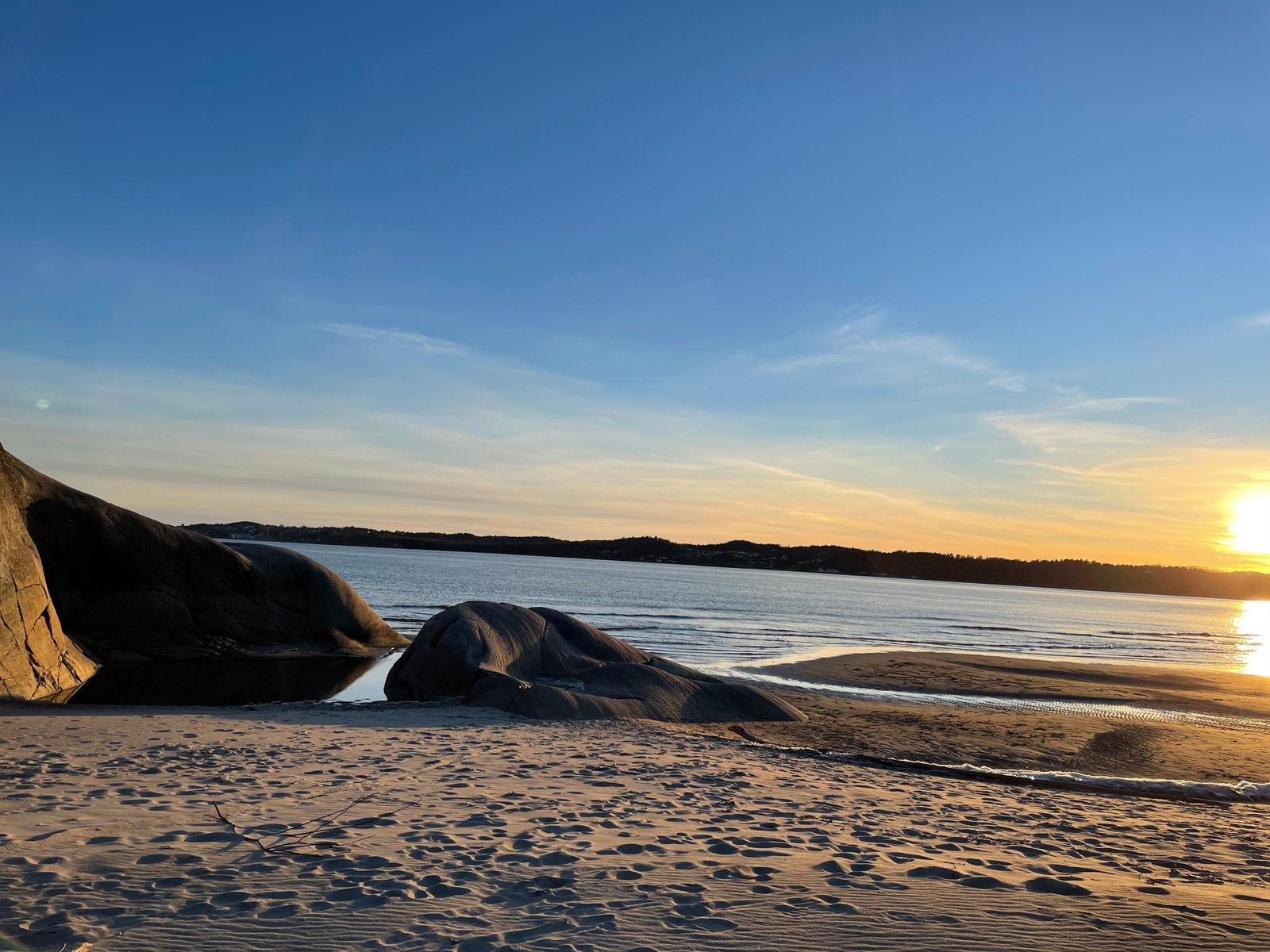 Badeplass nr. 4 - kveldssolen nytes på Hvittensand, ca. 10 min gange langs kyststien. En stor sandstrand og yndet plass for kitere på vindfulle dager Galleribilde