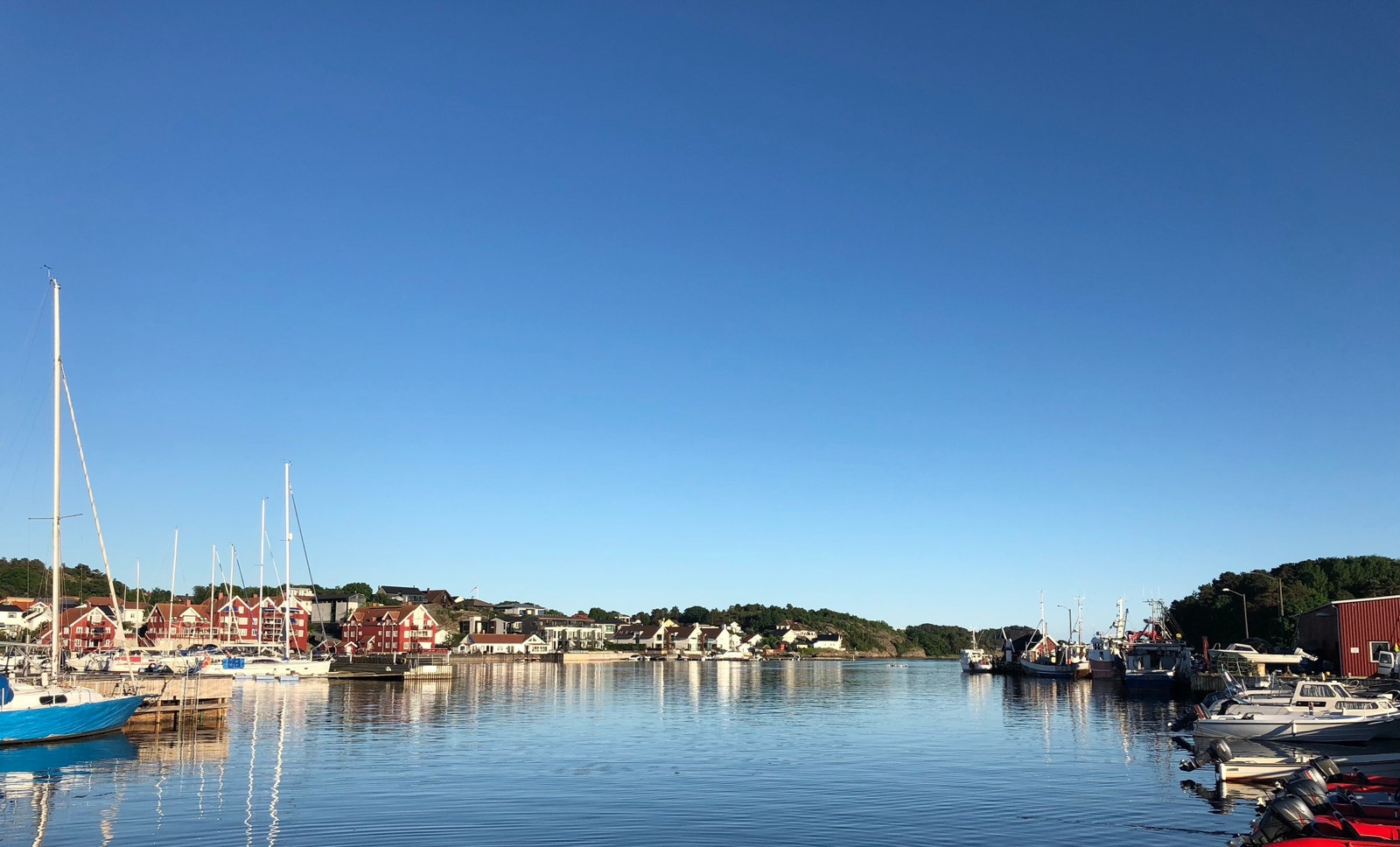 Badeplass nr. 1 ligger ved båthavnen, få meter fra huset. Her kan man ta morgenbad og hoppe fra brygga. Flere badeplasser ligger i umiddelbar nærhet til huset. Galleribilde