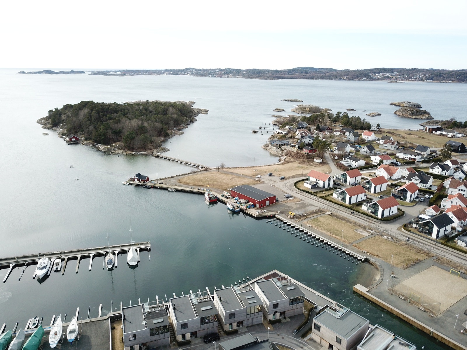 Boligen ligger ved flere populære badestrender, båthavn og kysti. Herfra er det kort vei til både butikker og sommerperler som Stavern, Viksfjord og Helgeroa Galleribilde