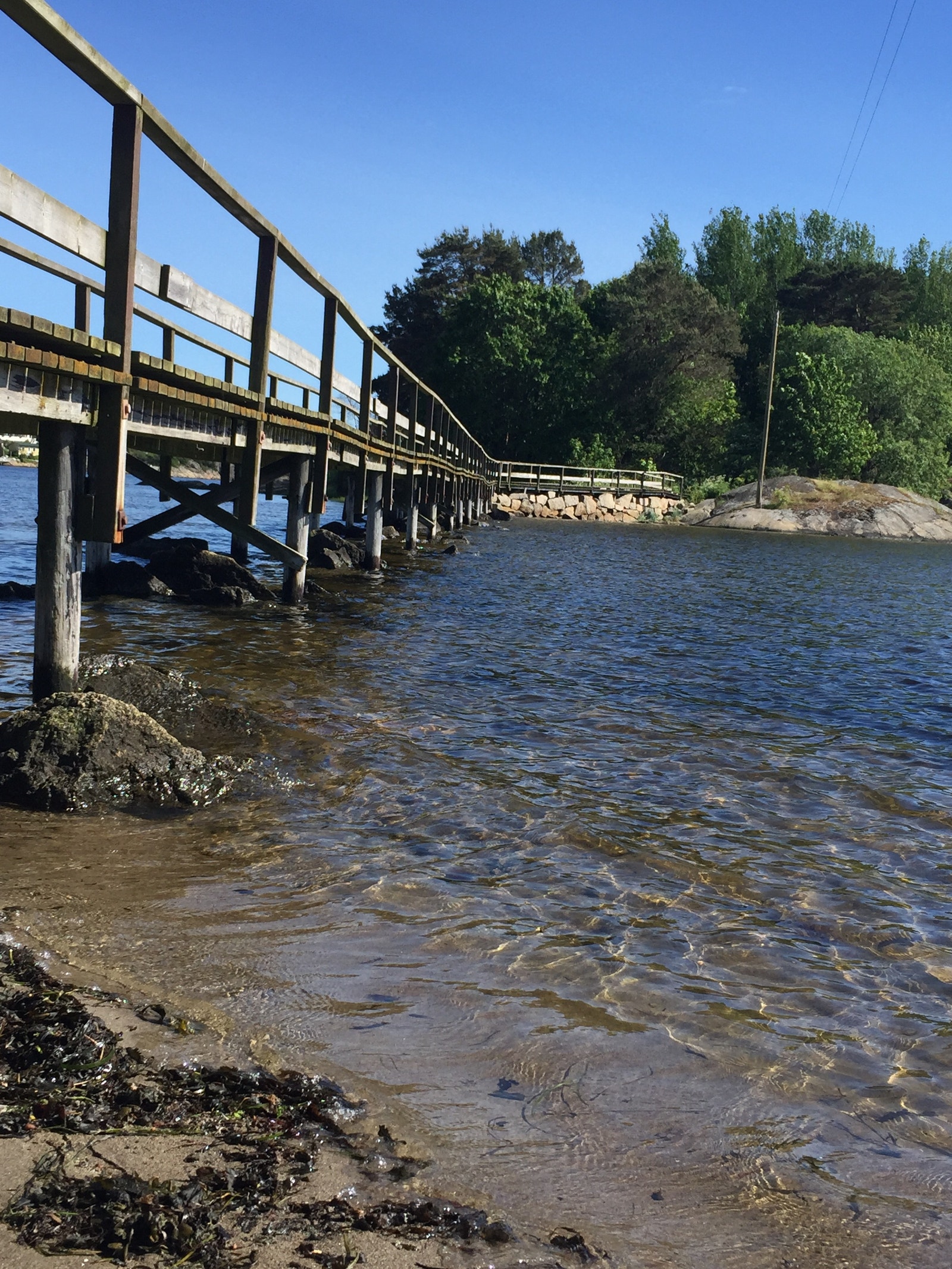 Kyststien ligger i umiddelbar nærhet til huset, og området har flere fine turveier. Ta brua ut på Oterøya, gjerne med badebukse eller fiskestang i sekken Galleribilde
