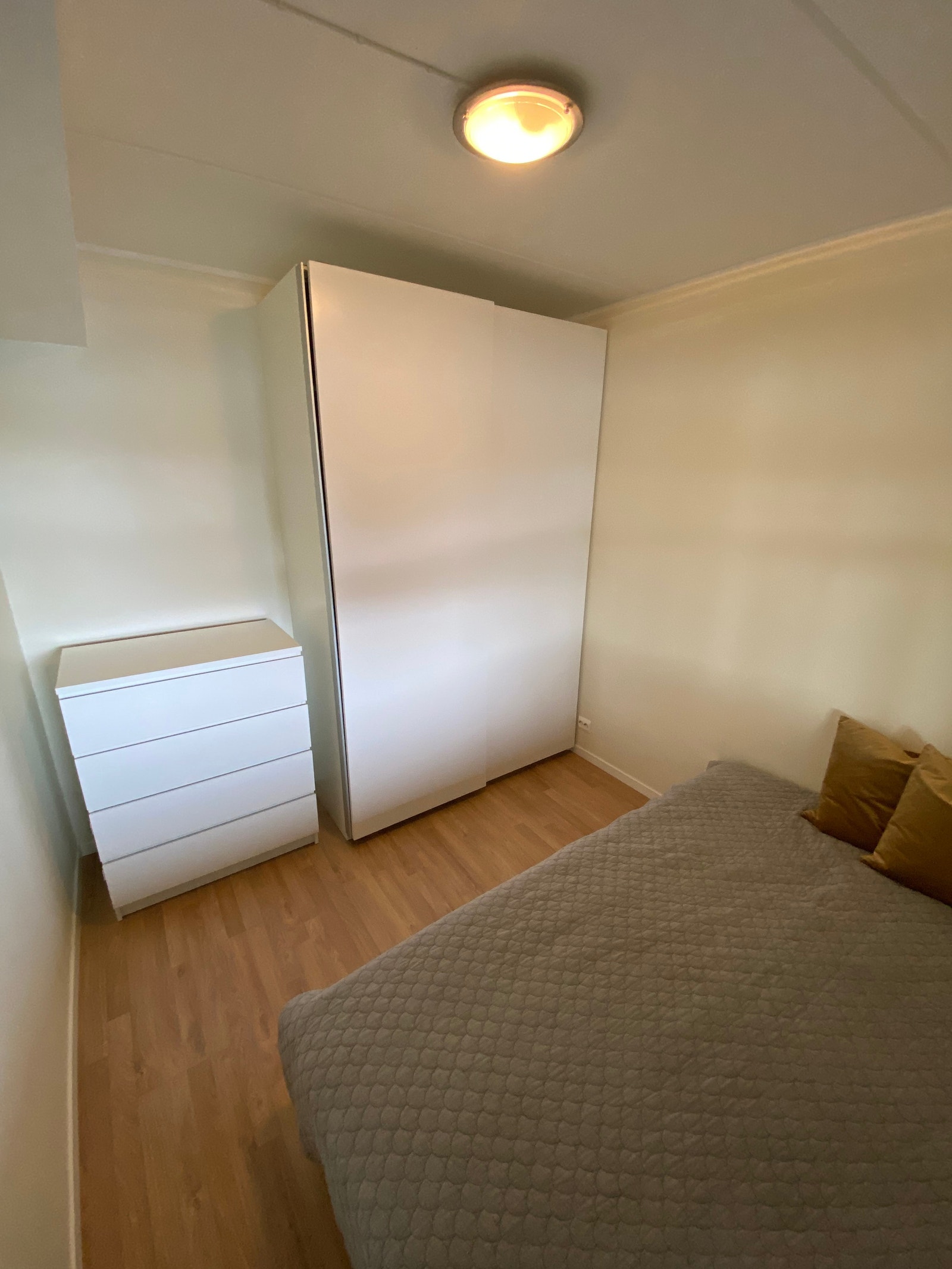 Garderobe på soverom Galleribilde