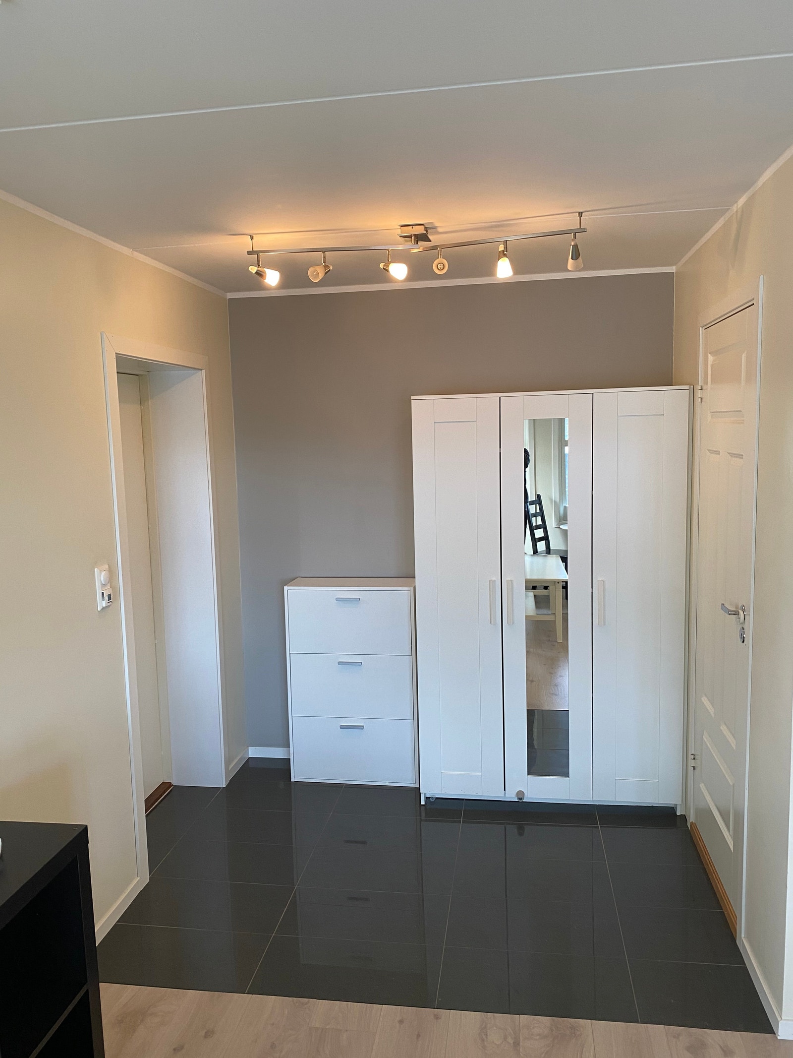 Inngang med garderobe Galleribilde