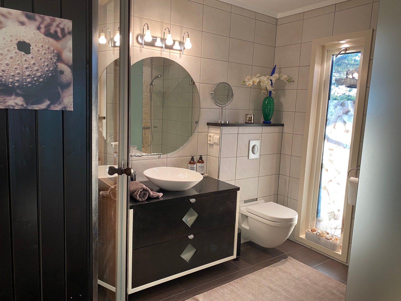 Baderom med vask, toalett og dusj. 🐚🥥
Hårføner til låns. Galleribilde