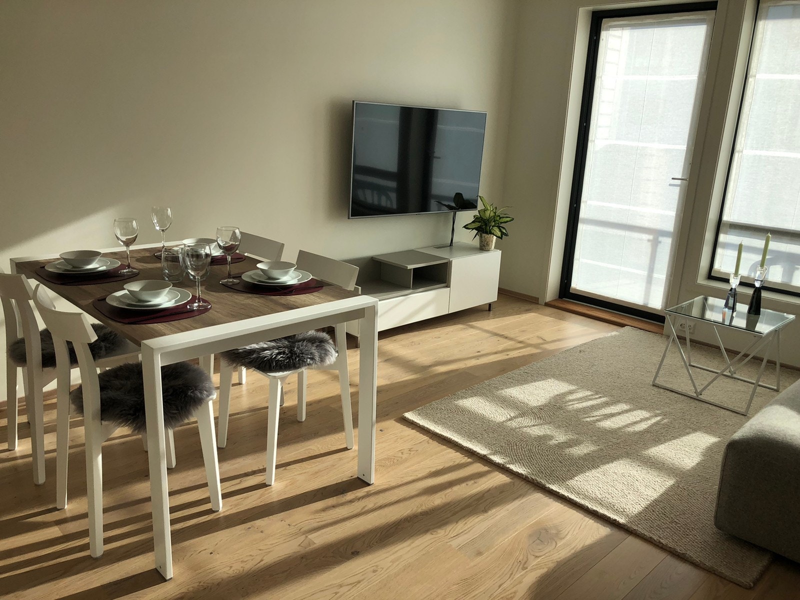 Bord til 8 personer, tv SAMSUNG QLED4k Q67 55’’ Galleribilde