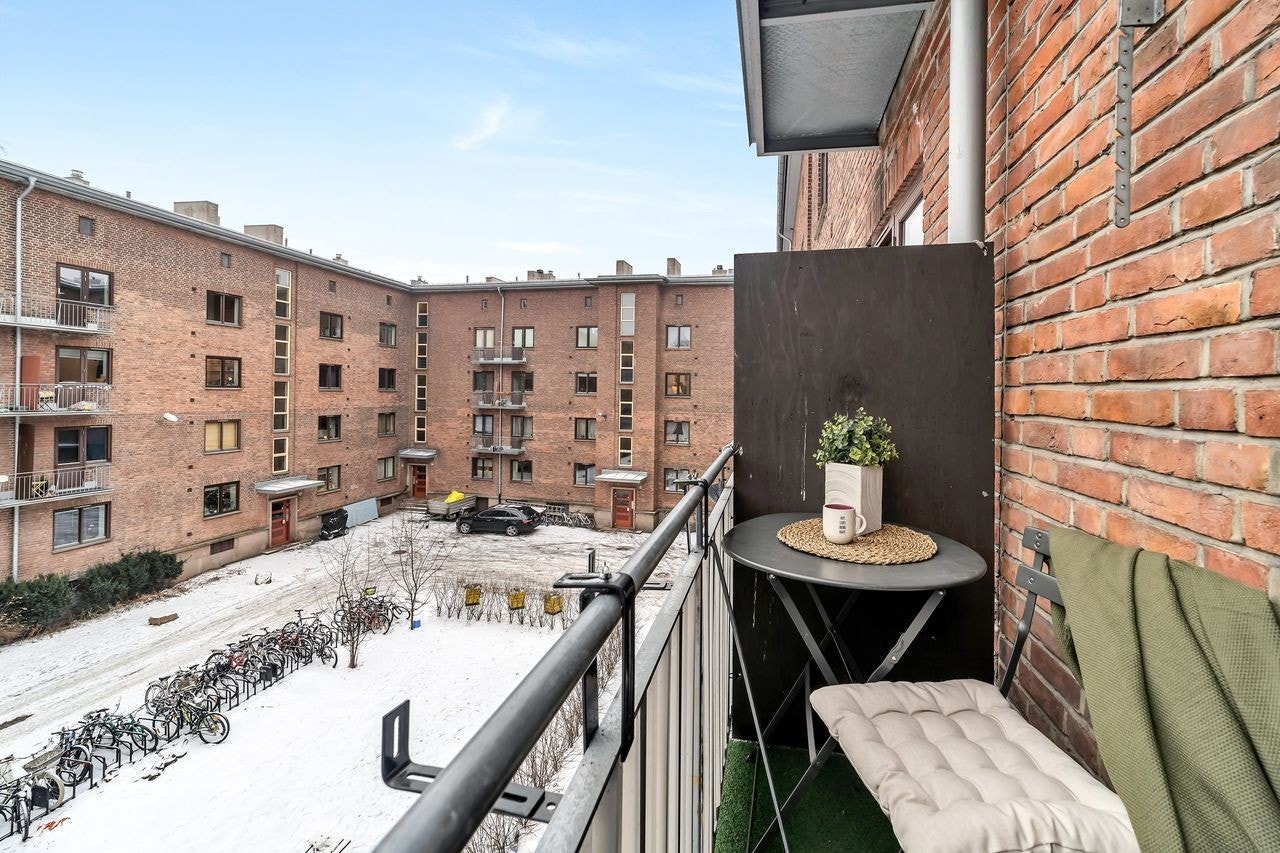 Balkongen vender mot rolig bakgård med morgen og formiddagssol Galleribilde