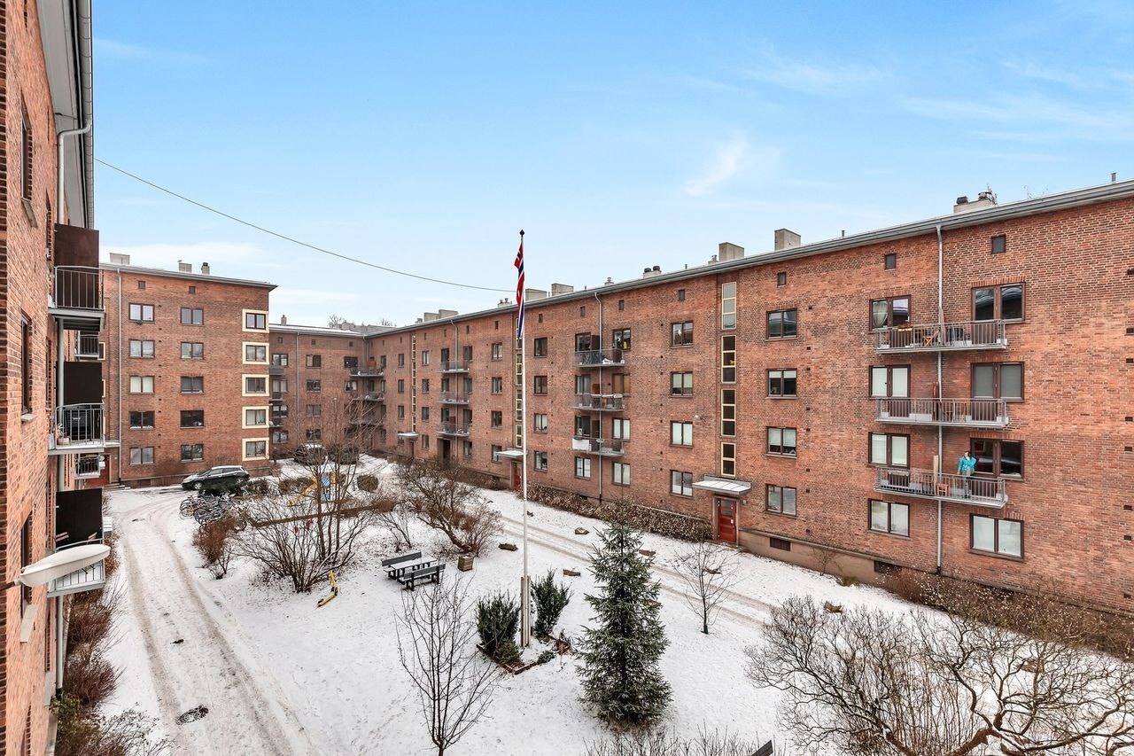 Utsikt mot bakgård fra balkongen Galleribilde