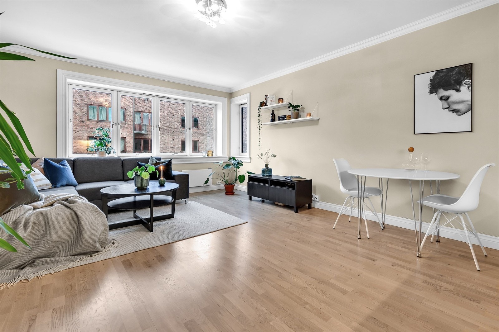I stuen er det plass til hjørnesofa - store vindusflater som slipper inn godt med lys Galleribilde