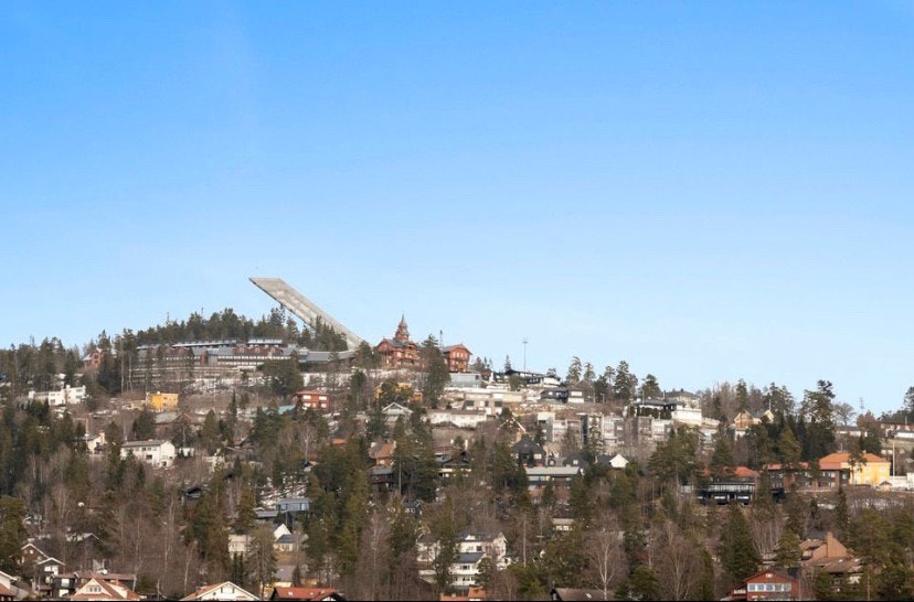 Voksen/Veste Holmen ligger ved foten av Voksenkollen og Holmenkollen Galleribilde