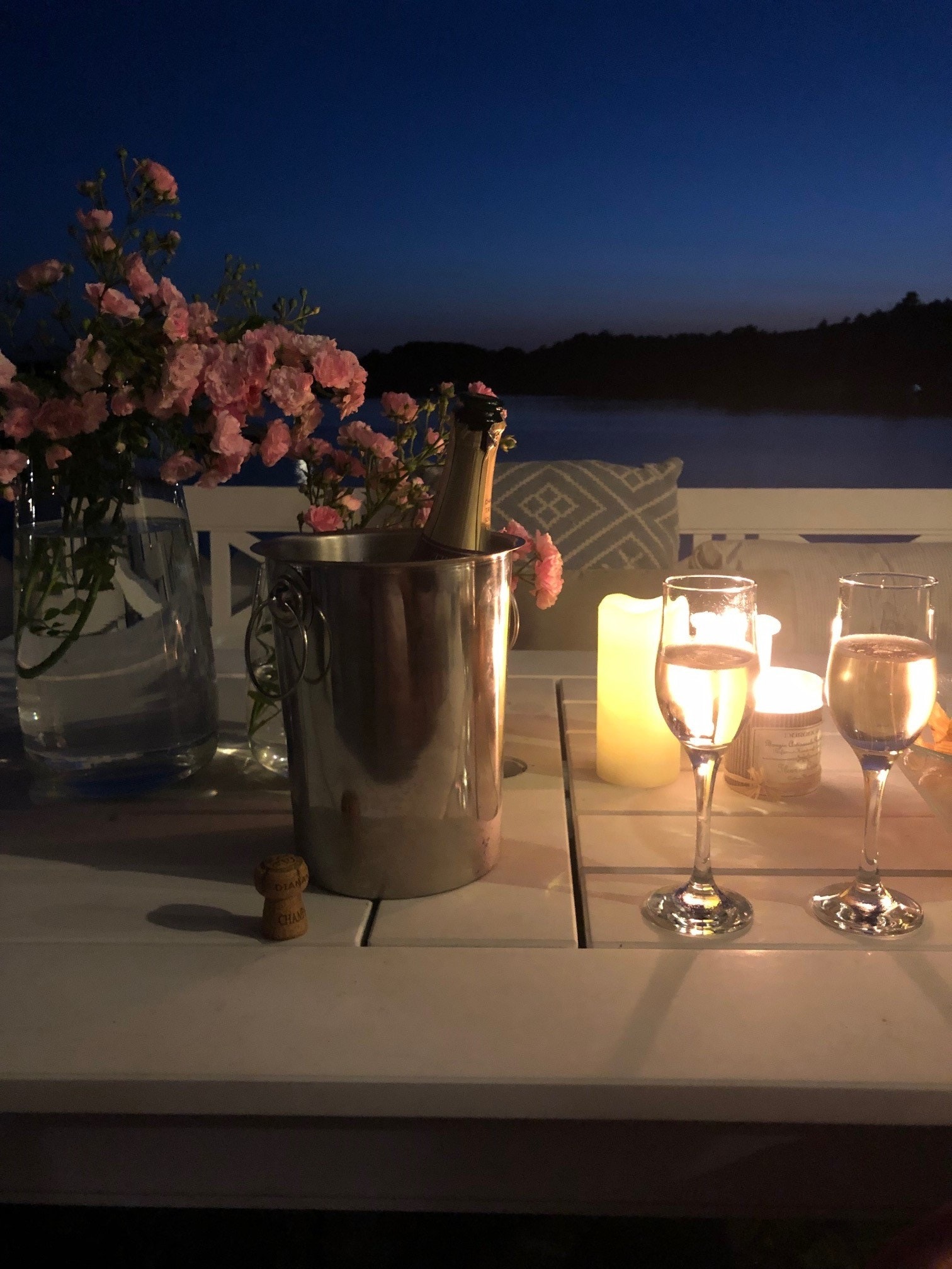 kveldsstemning på terrassen foran hytten Galleribilde