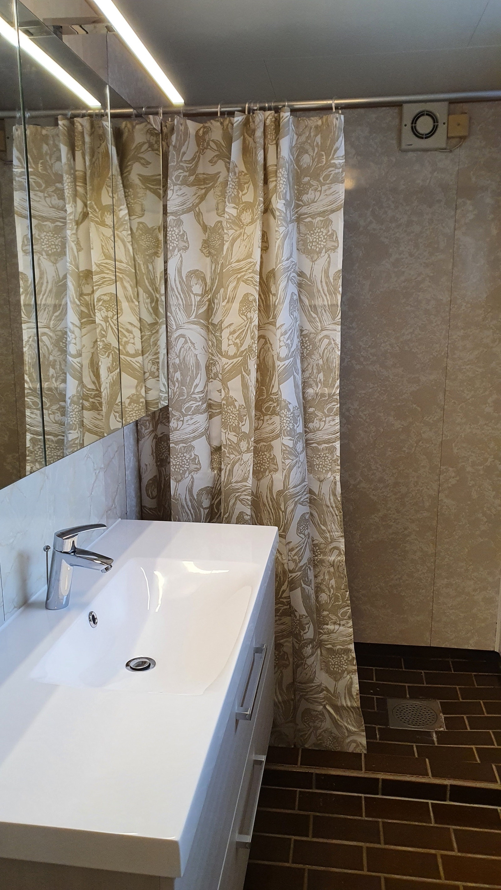 Bad m/dusj og toalett Galleribilde