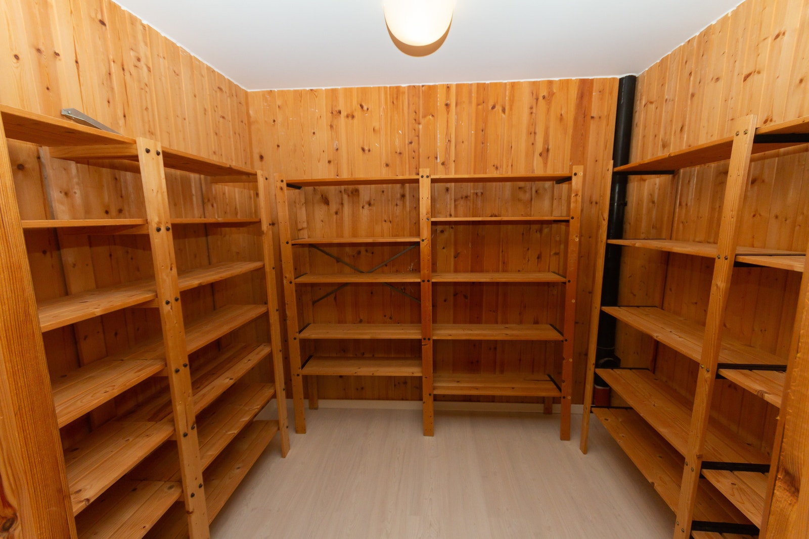 Romslig bod Galleribilde