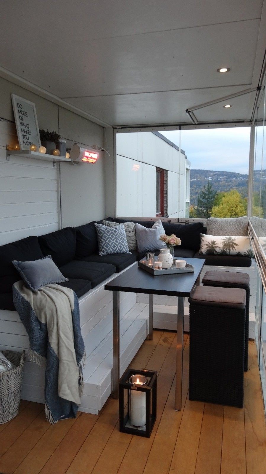 Innglasset balkong med fjernstyrt varme, downlights og solskjerming. Galleribilde