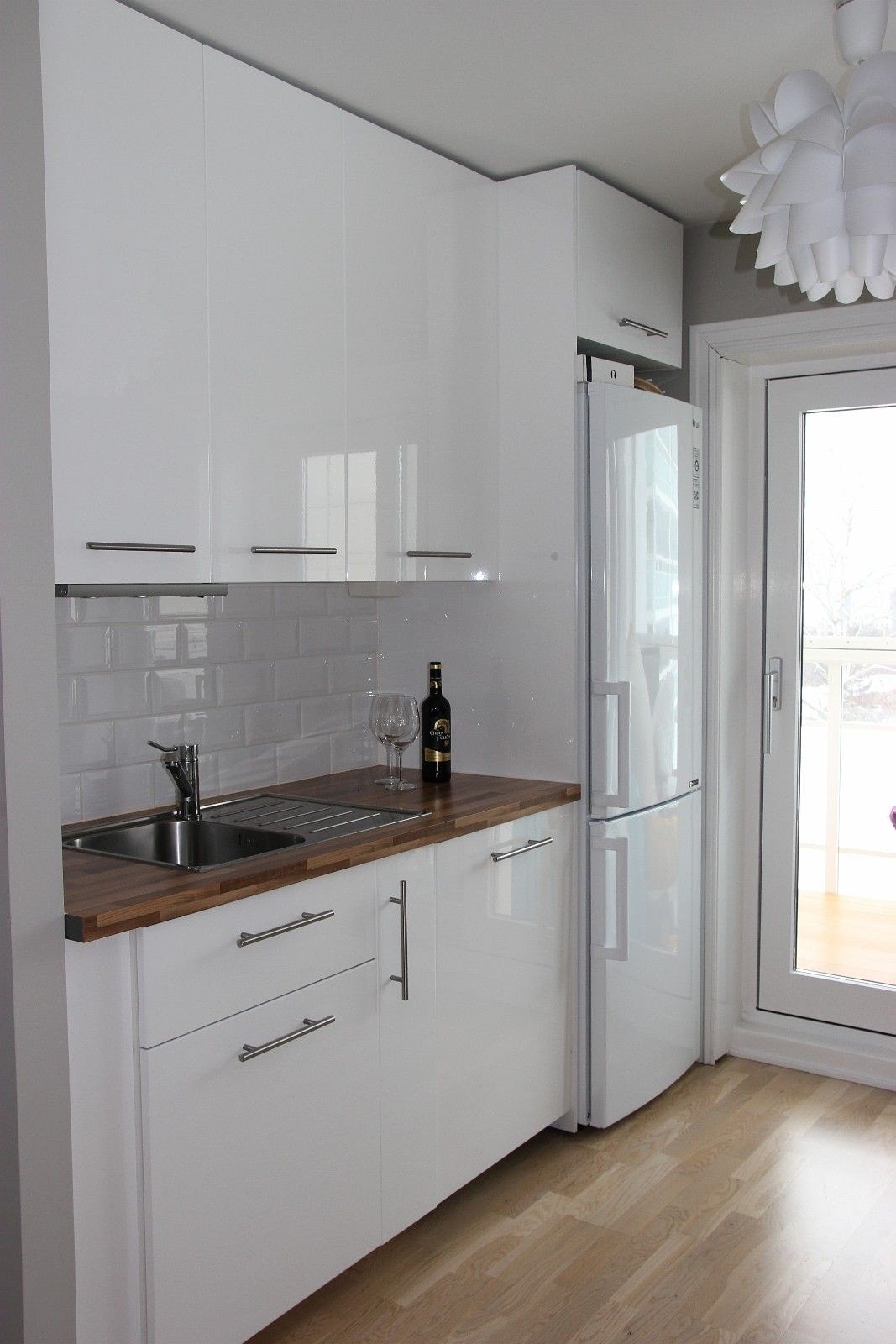 Fra kjøkken er det utgang til innglasset balkong Galleribilde