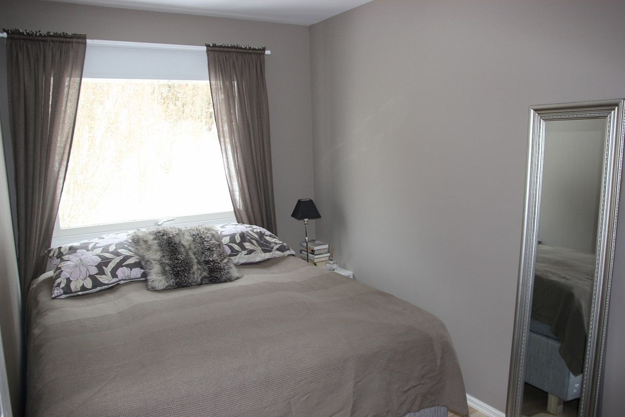 Plass til dobbelseng og garderobeskap Galleribilde