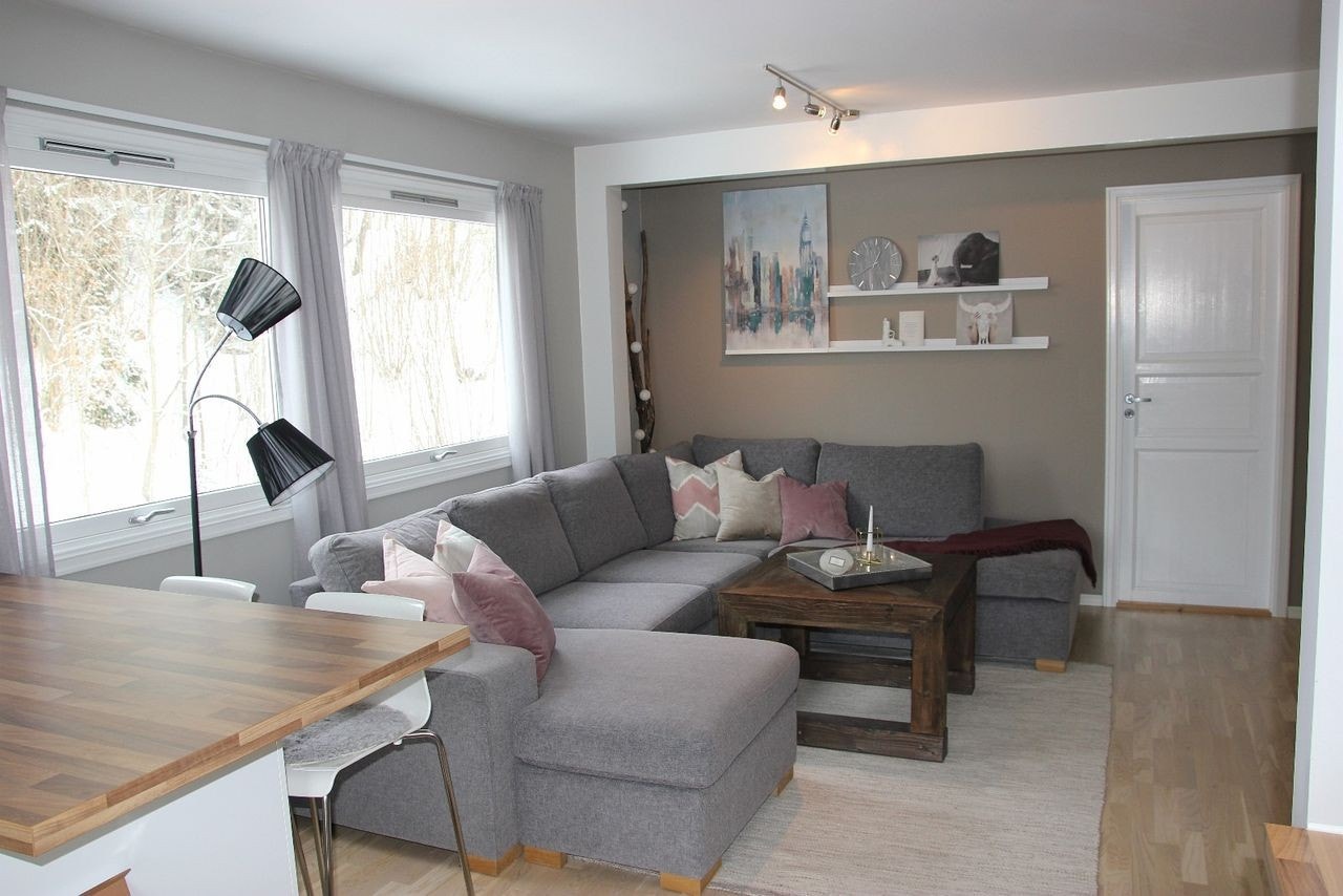 Planløsning med halv-øy som "skille" mellom stue- og kjøkken. Galleribilde