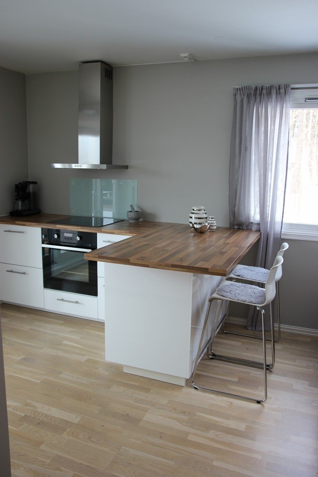 En fin spiseplass med barstoler Galleribilde