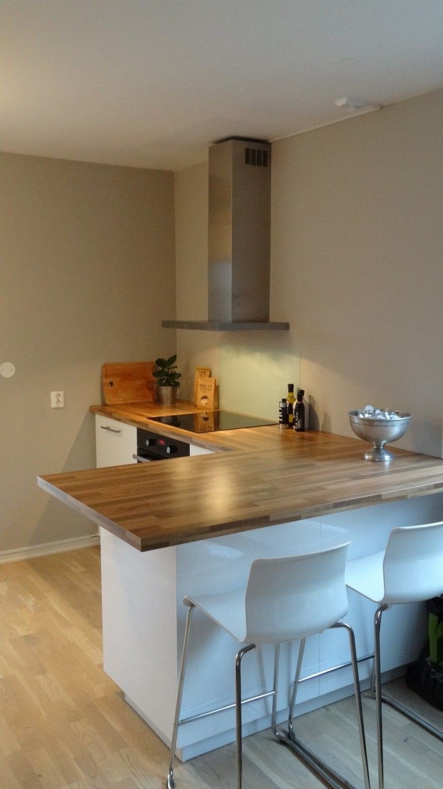 Kjøkken har integrert komfyr, platetopp og oppvaskmaskin Galleribilde