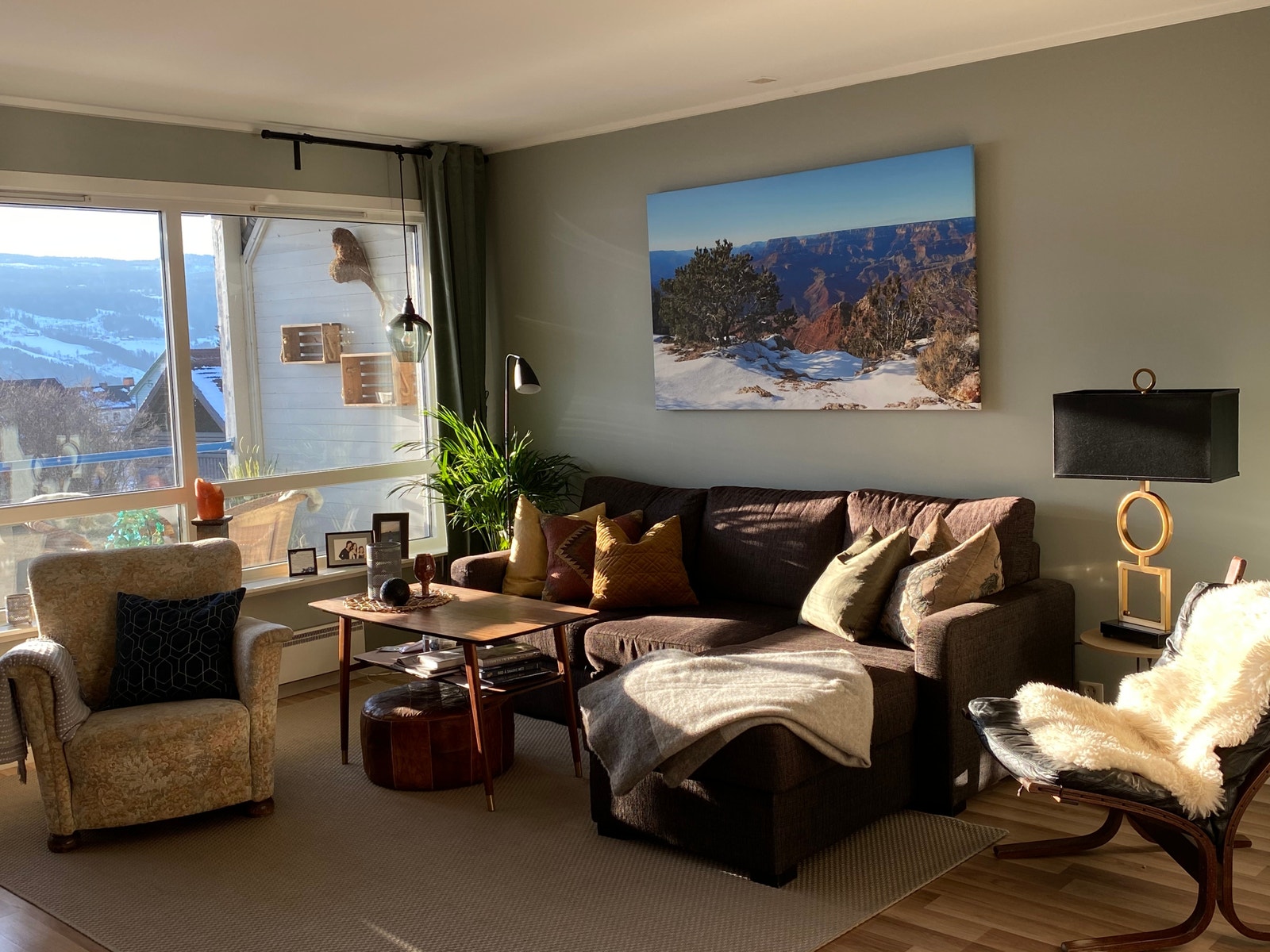 Stue med sovesofa og utgang balkong Galleribilde