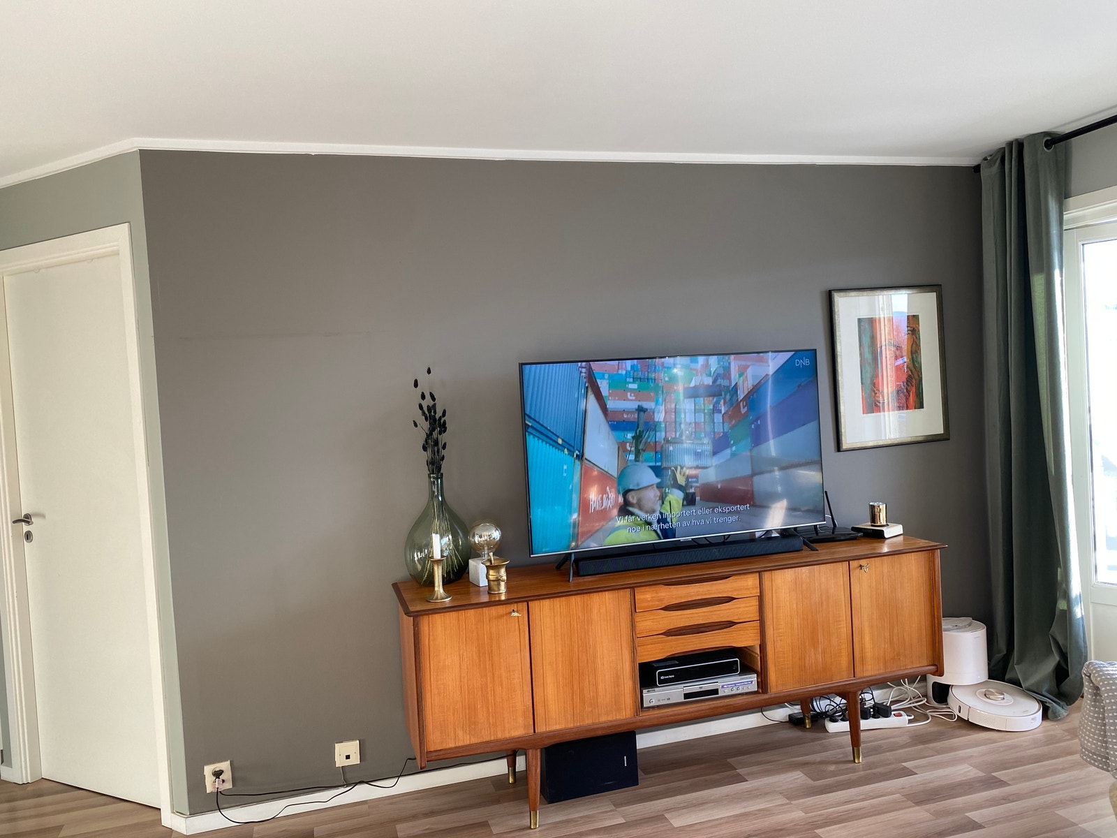 Smart tv med lydplanke i stue Galleribilde