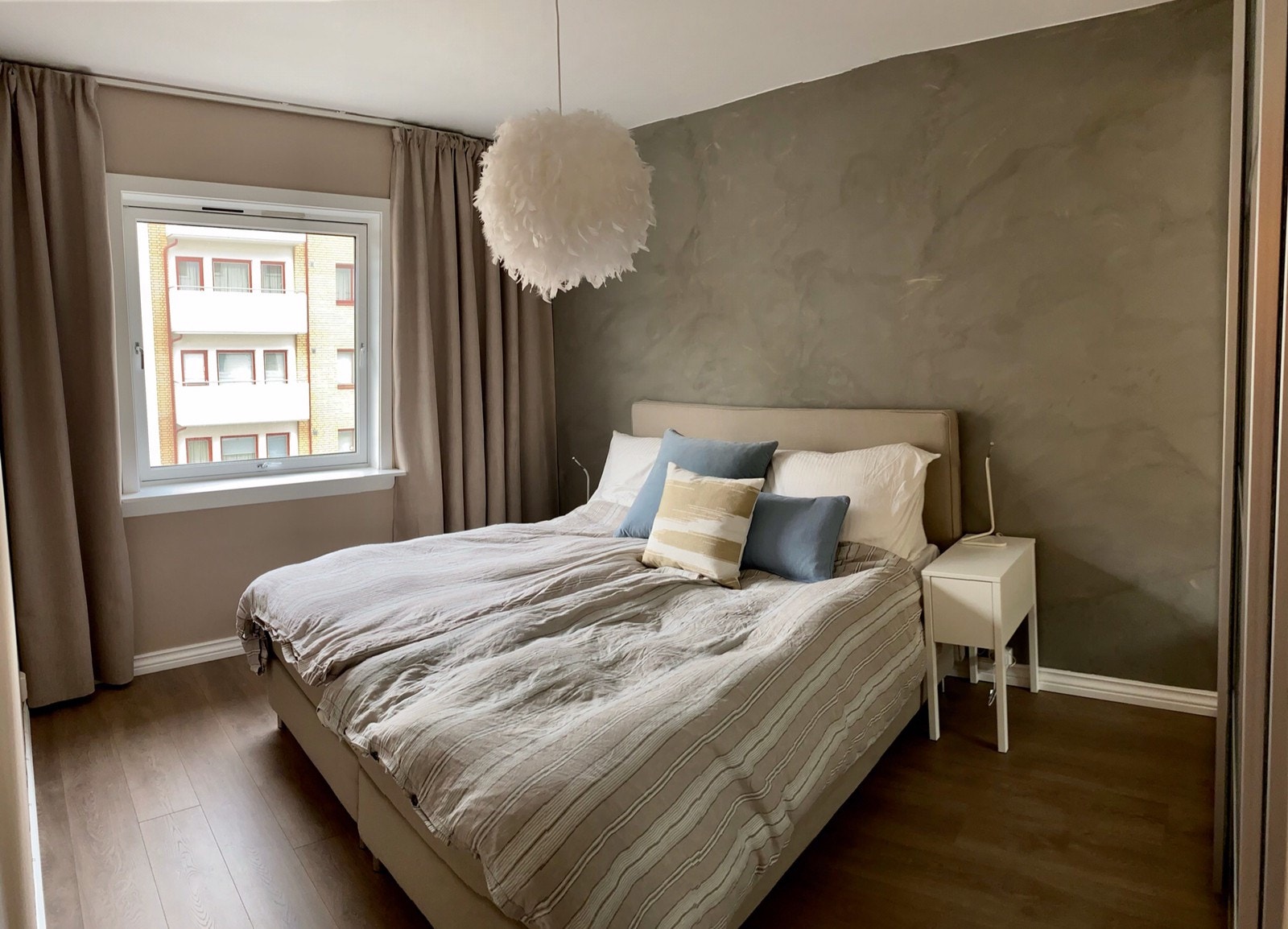 Soverom nummer 1 med dobbeltseng og stort garderobeskap. Galleribilde