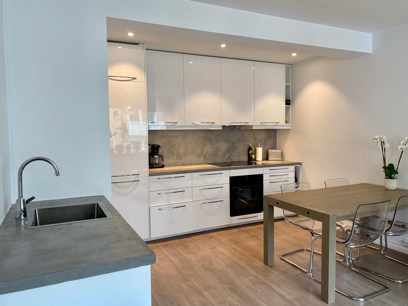 Nyere kjøkken med tilhørende fasiliteter. Galleribilde