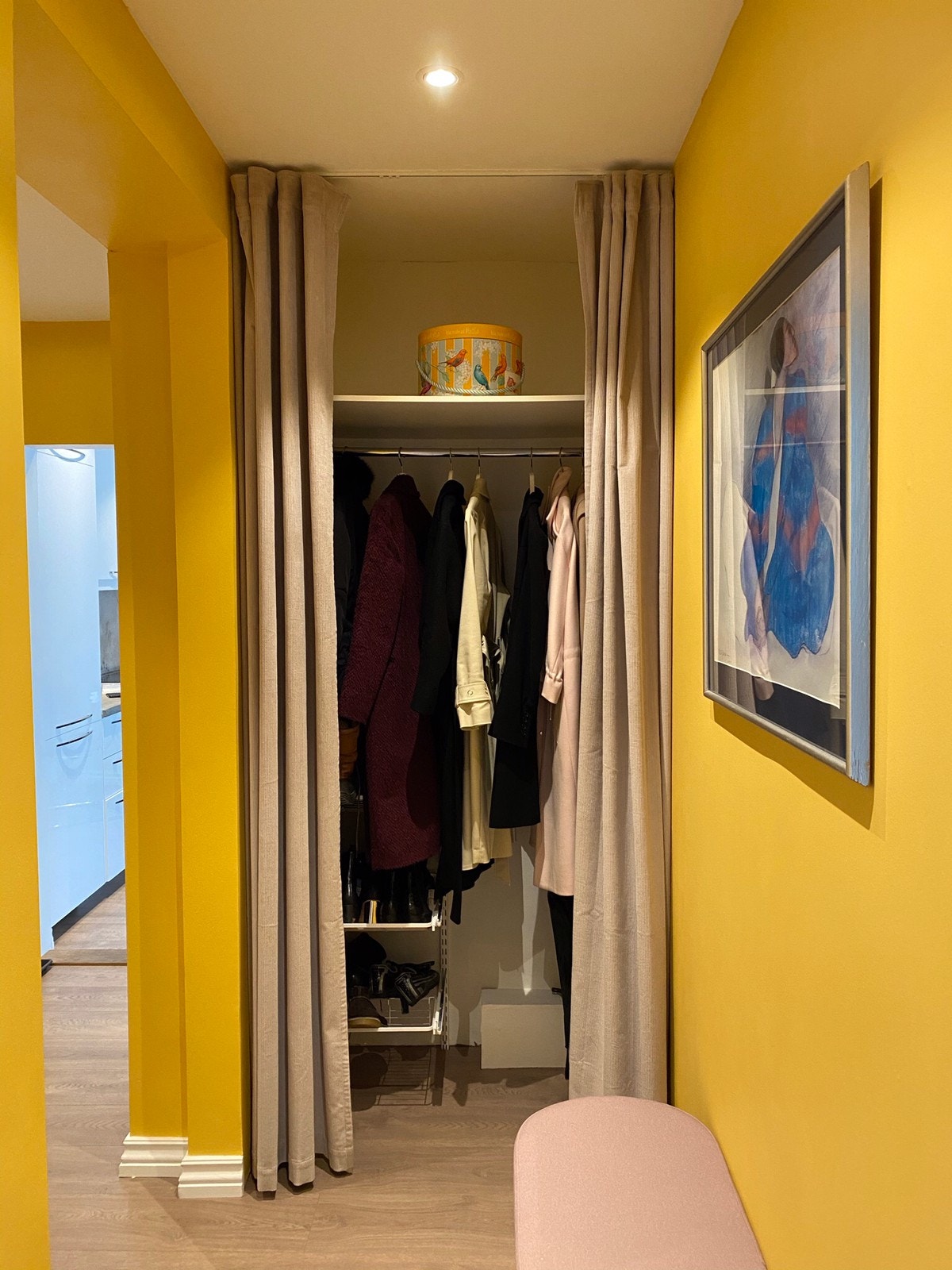 Gang med garderobeskap og downlights. Galleribilde