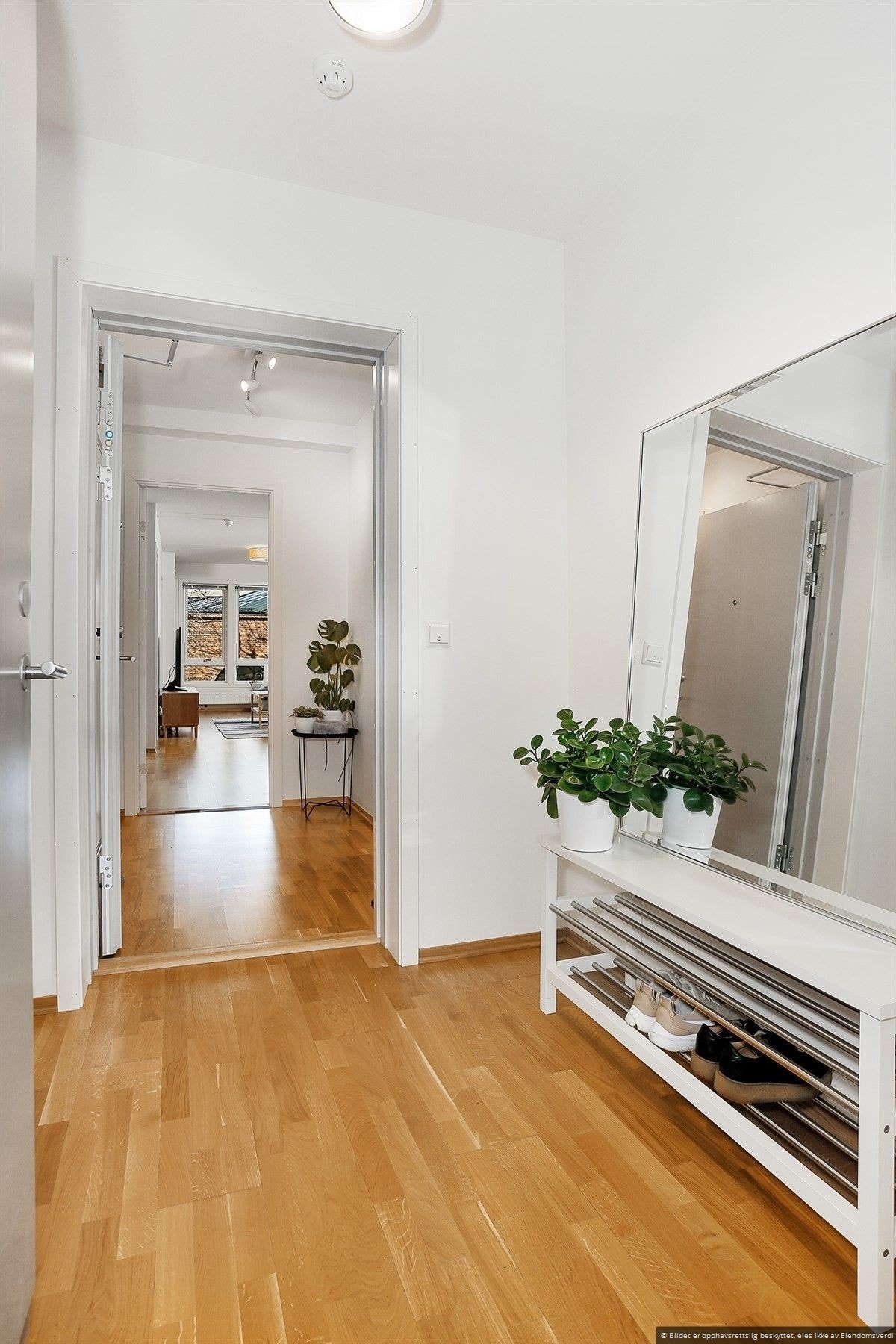 Gang og eget garderoberom - vindfang utenfor. Se plantegning Galleribilde