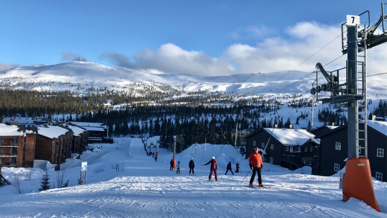 Leiligheten til høyre og SkiStar Lodge (hotell) nedenfor. Galleribilde
