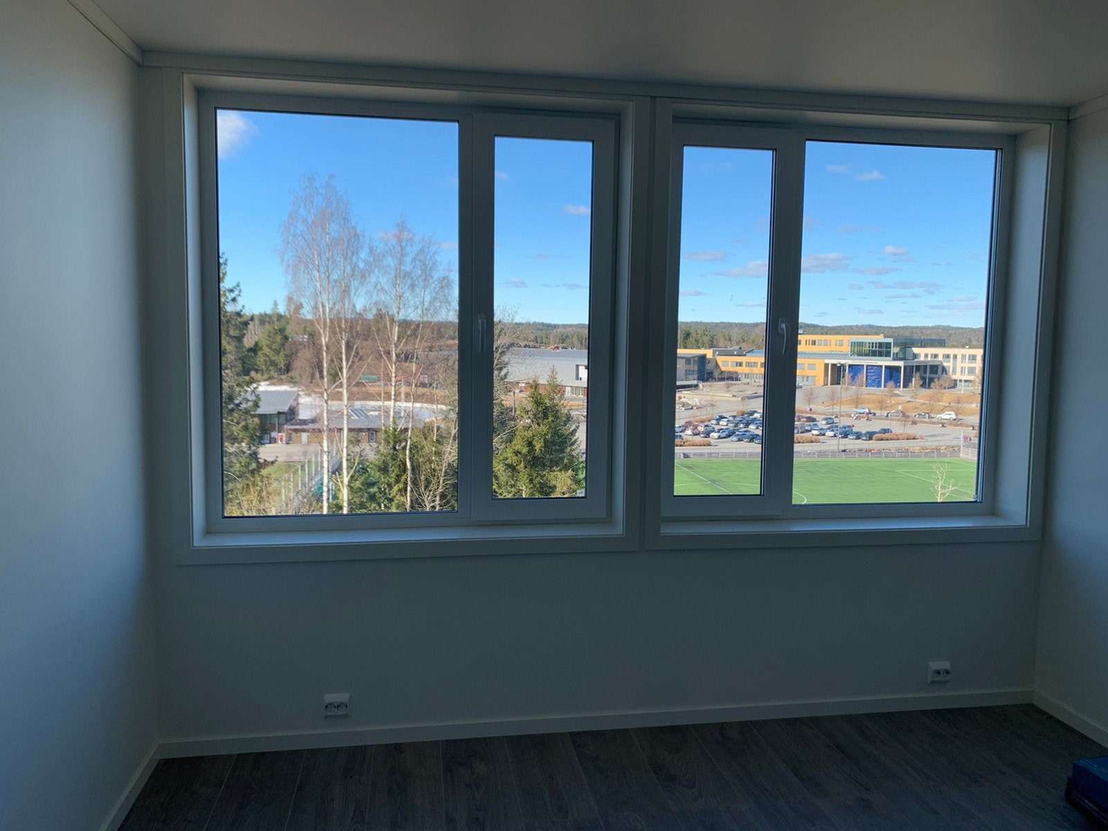 Utsikt fra leilighet til idrettspark og vgs Galleribilde