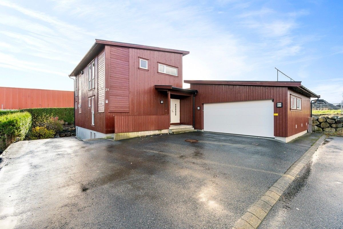 Egen inngang til sokkelleilighet ned trappen. Galleribilde